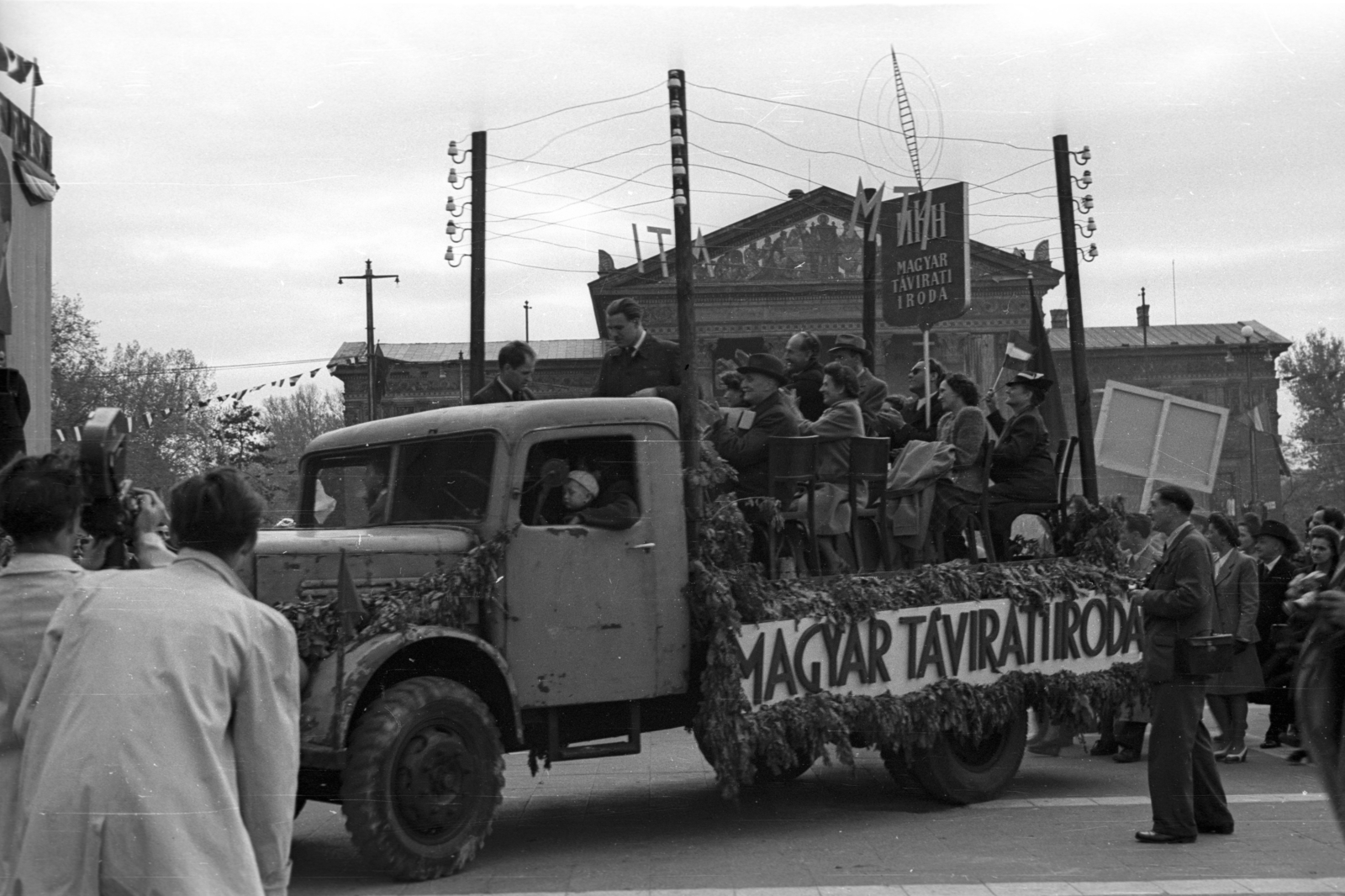 Magyarország, Budapest XIV., Hősök tere, háttérben a Műcsarnok, május 1-i ünnepség., 1947, Berkó Pál, teherautó, politikai dekoráció, Magyar Távirati Iroda, Budapest, pódiumautó, Büssing-NAG 4500, Büssing-NAG-márka, Fortepan #78681