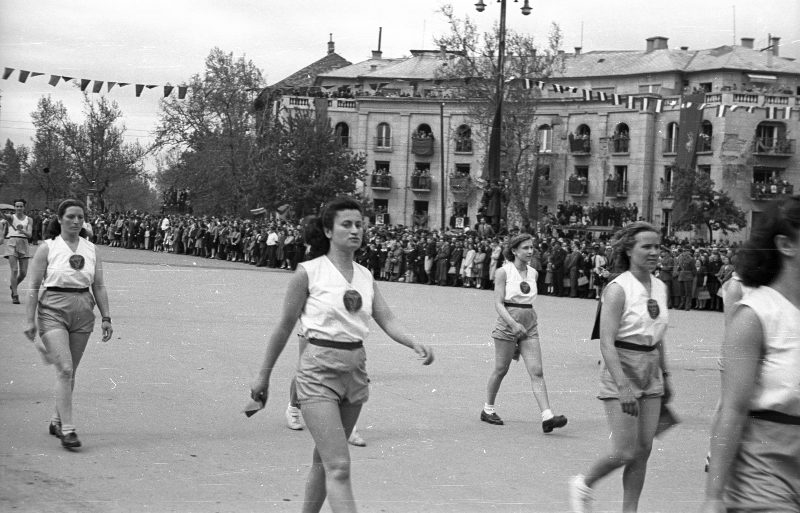 Hungary, Budapest XIV., Hősök tere, balra a háttérben az Andrássy út torkolata, május 1-i ünnepség., 1947, Berkó Pál, sportsperson, Budapest, women, Fortepan #78683