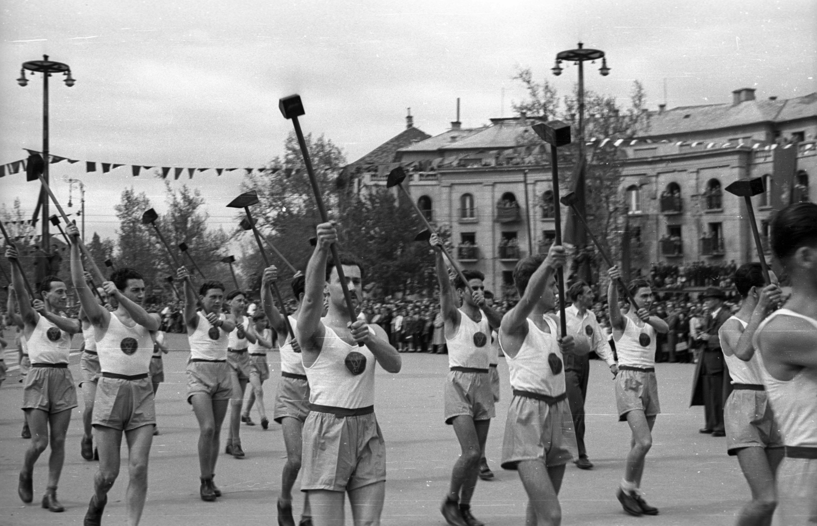 Hungary, Budapest XIV., Hősök tere, balra a háttérben az Andrássy út torkolata, május 1-i ünnepség., 1947, Berkó Pál, sportsperson, hairy armpit, Budapest, men, Fortepan #78684