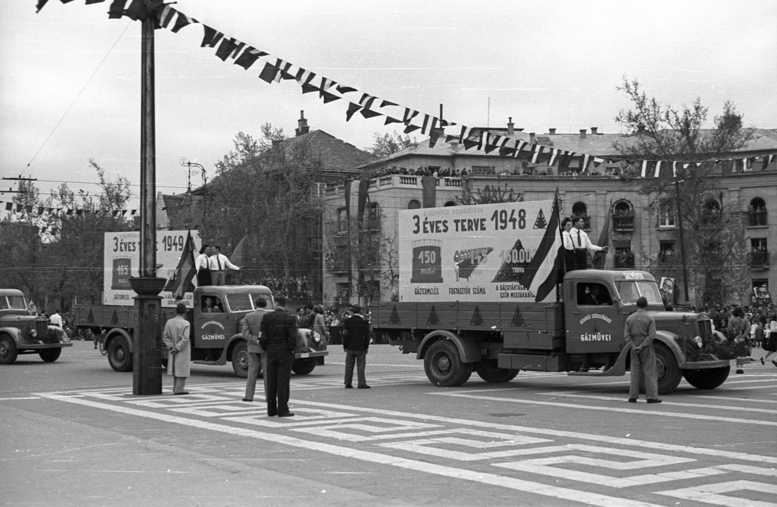 Hungary, Budapest XIV., Hősök tere, balra a háttérben az Andrássy út torkolata, május 1-i ünnepség., 1947, Berkó Pál, Hungarian brand, commercial vehicle, MÁVAG-brand, political decoration, march, 1st of May parade, gasworks, Budapest, ad truck, Fortepan #78687