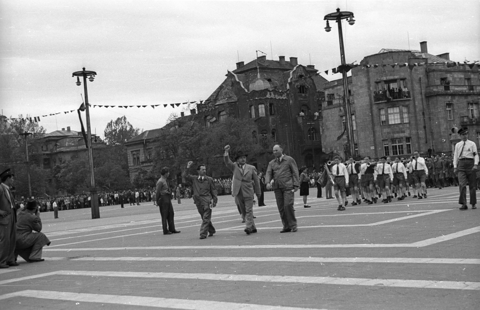 Hungary, Budapest XIV., Hősök tere, háttérben a Dózsa György út - Andrássy út sarok, május 1-i ünnepség., 1947, Berkó Pál, wind band, Budapest, Fortepan #78690