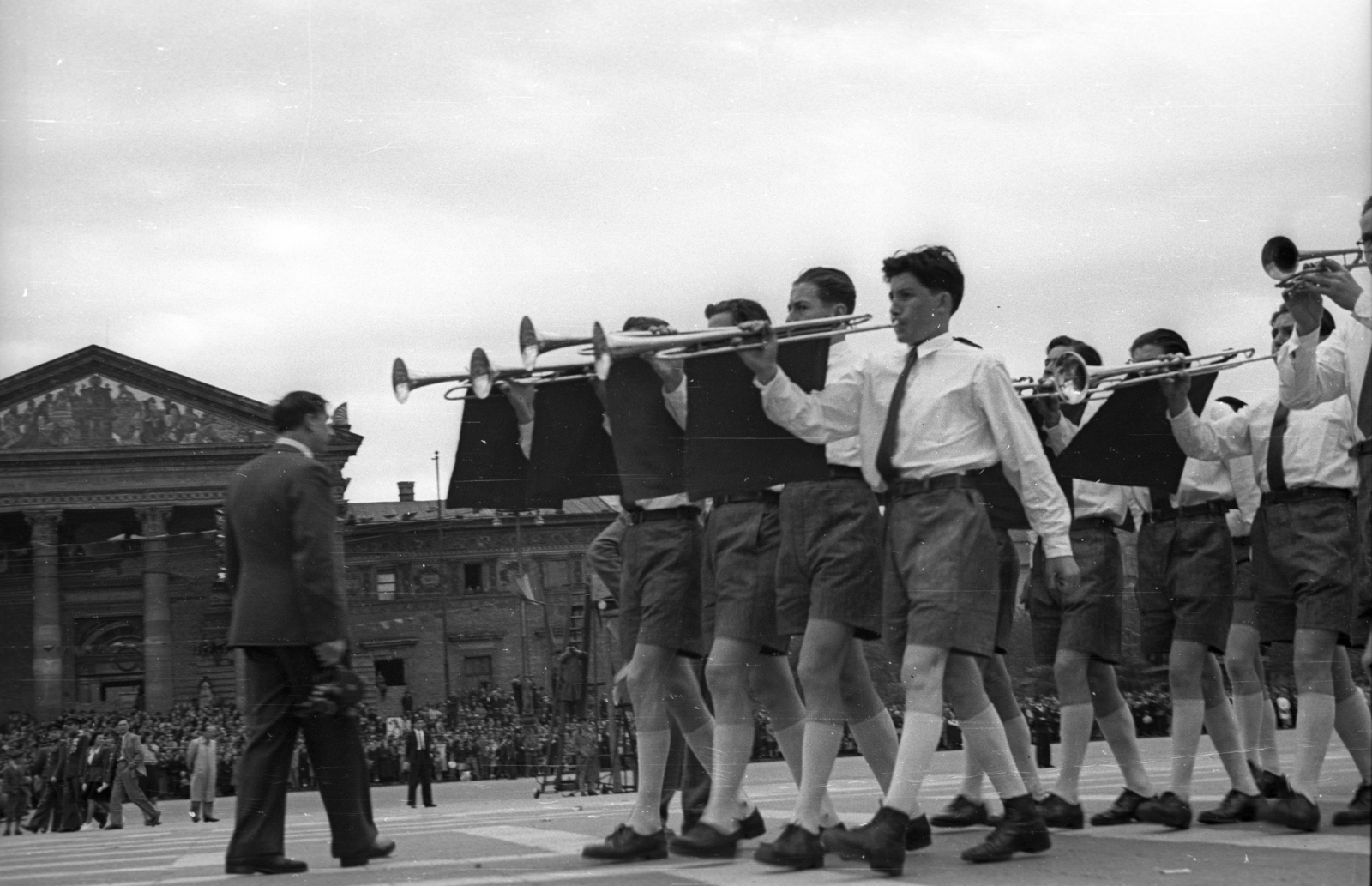 Hungary, Budapest XIV., Hősök tere, háttérben a Műcsarnok, május 1-i ünnepség., 1947, Berkó Pál, museum, wind band, Budapest, Albert Schickedanz-design, Neoclassical architecture, Fortepan #78691