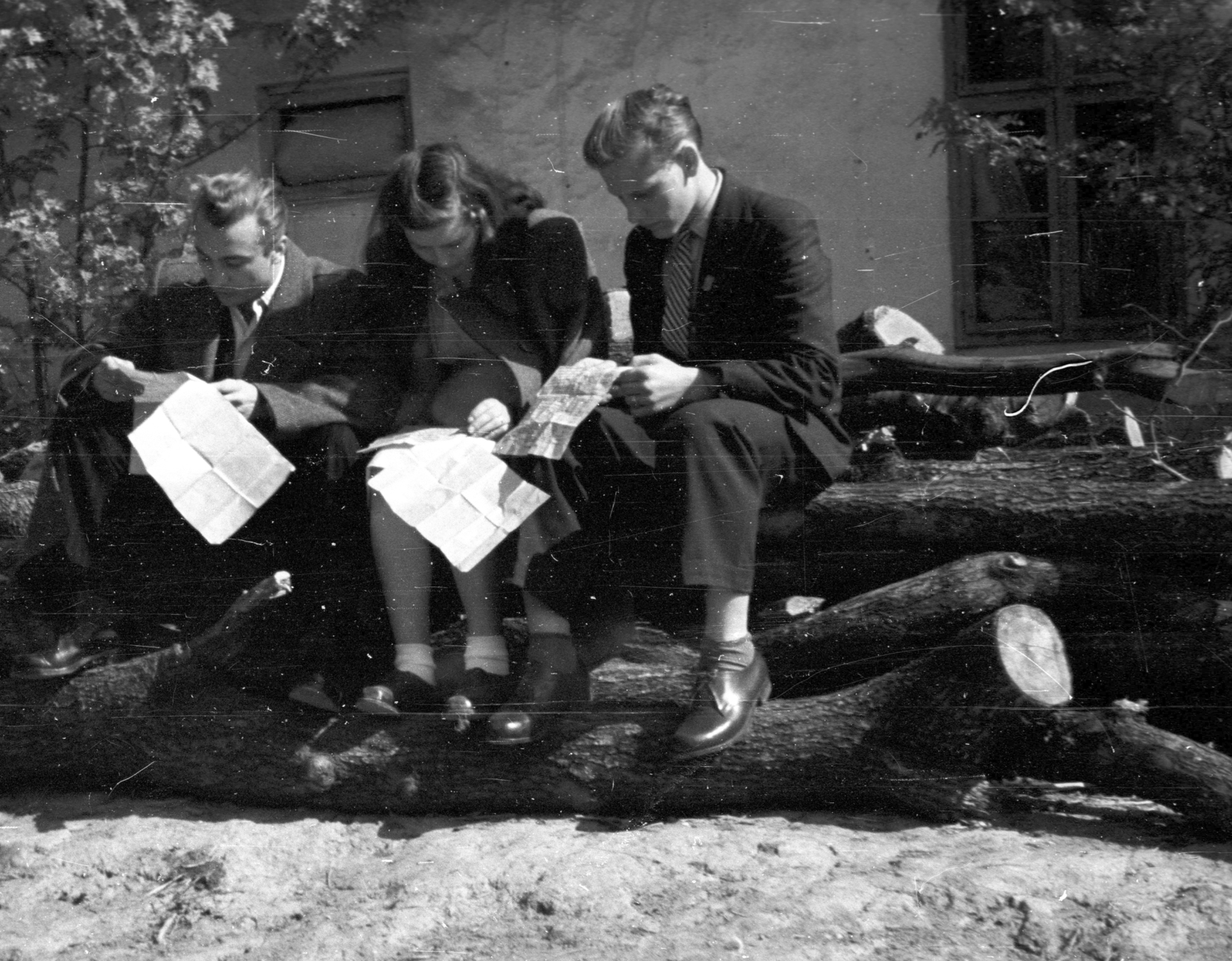 1947, Berkó Pál, reading, sitting, youth, trunk, three people, Fortepan #78699