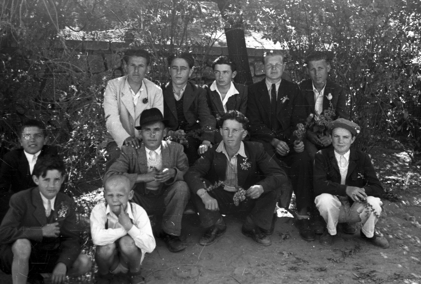 1947, Berkó Pál, lilac, squatting, teenager, boys, Fortepan #78706