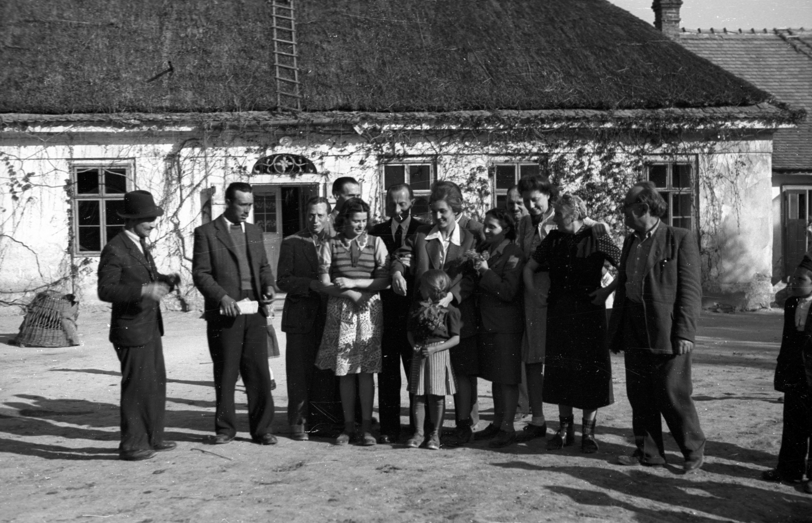 1947, Berkó Pál, lilac, tableau, house, thatched roof, Fortepan #78712