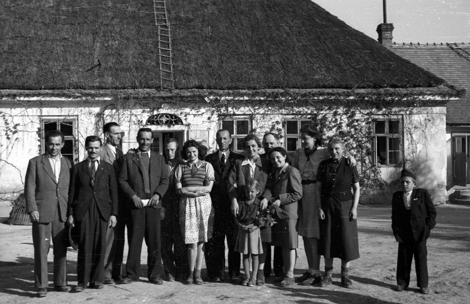 1947, Berkó Pál, lilac, tableau, house, thatched roof, Fortepan #78713
