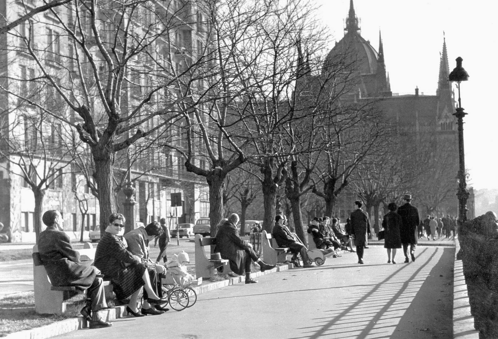 Magyarország, Budapest V., Széchenyi rakpart a Margit híd felől nézve., 1969, Fortepan, utcabútor, napsütés, babakocsi, utcakép, életkép, lámpaoszlop, pad, Budapest, Fortepan #7873