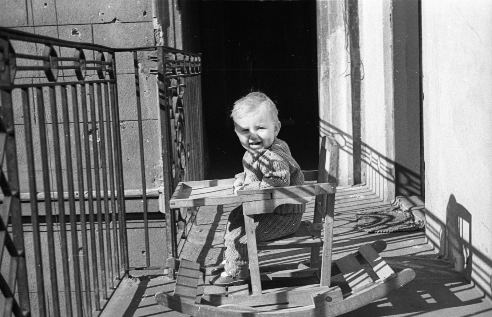 Hungary, Budapest VIII., Szentkirályi utca 22-24. III.emelet., 1951, Berkó Pál, tenement house, rocking chair, kid, corridor, Budapest, Fortepan #78735