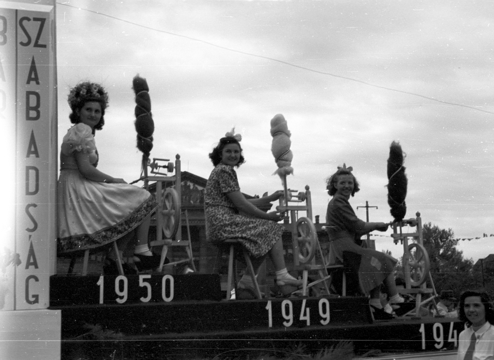 Hungary, Budapest XIV., Hősök tere, május 1-i ünnepség., 1947, Berkó Pál, political decoration, spinning wheel, Budapest, ad truck, Fortepan #78739