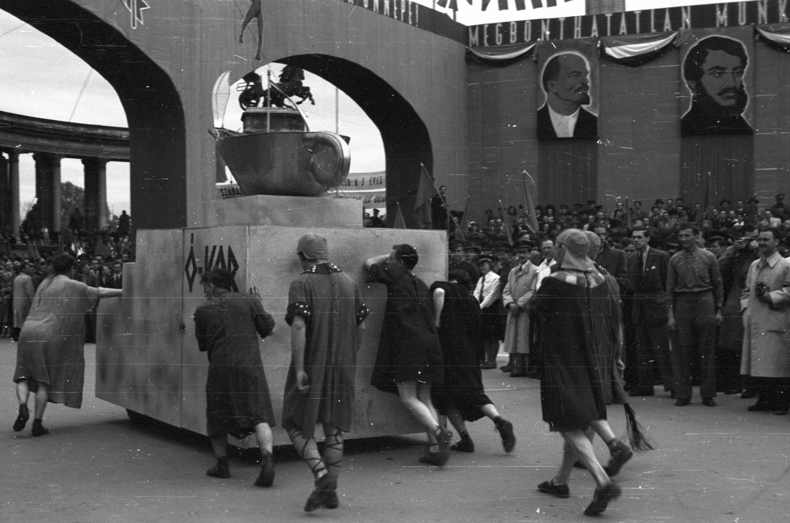 Hungary, Budapest XIV., Hősök tere, május 1-i ünnepség., 1947, Berkó Pál, Lenin-portrayal, political decoration, Budapest, ad truck, Lajos Kossuth-portrayal, Fortepan #78746