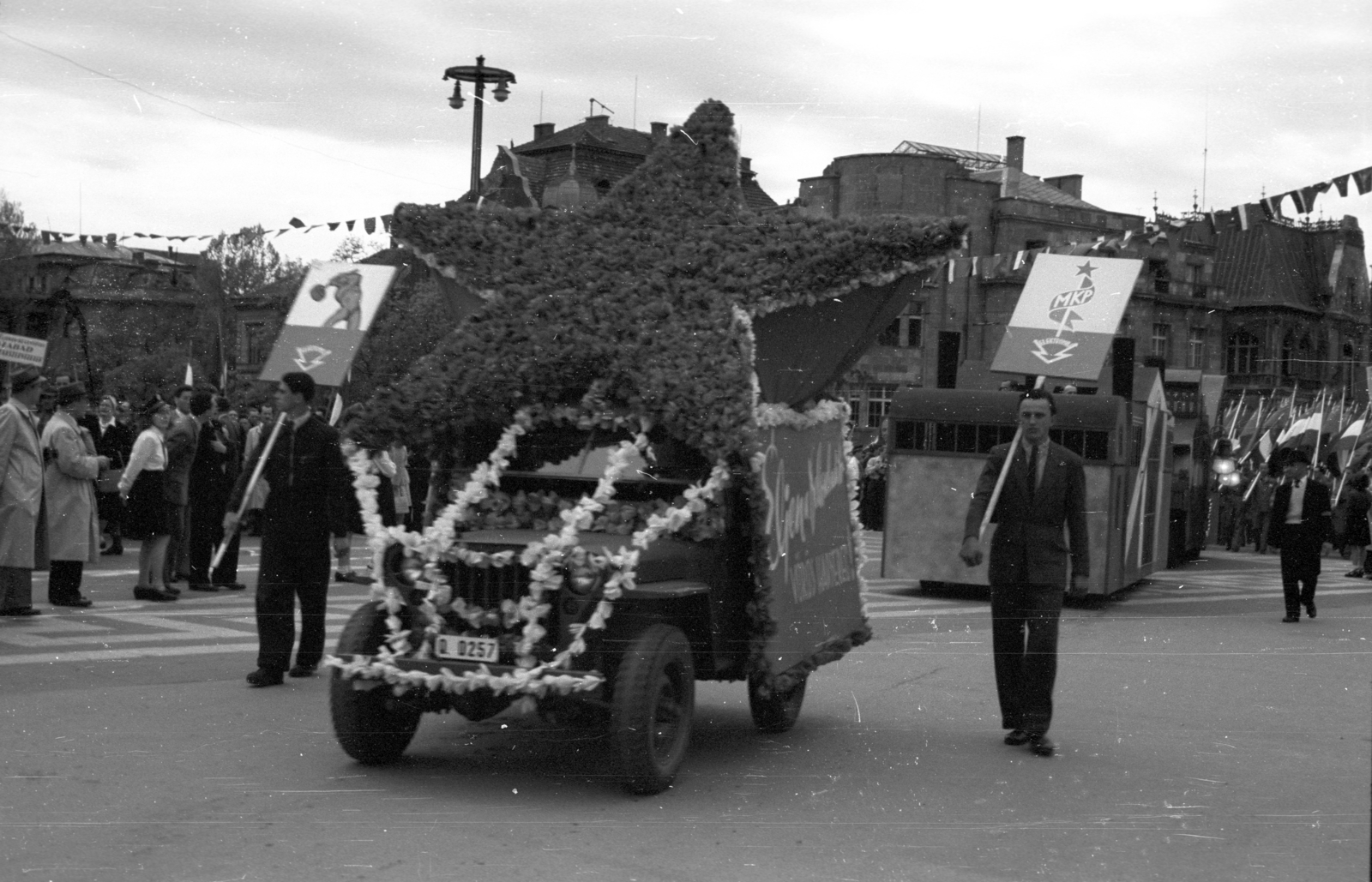 Hungary, Budapest XIV., Hősök tere, május 1-i ünnepség., 1947, Berkó Pál, political decoration, Budapest, ad truck, Fortepan #78747