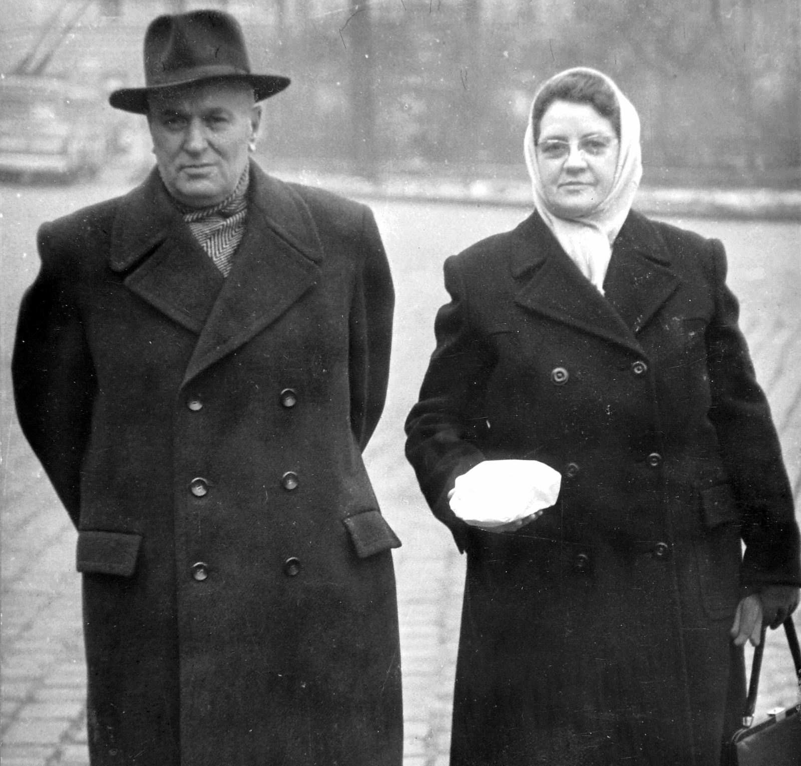 Hungary, Budapest VIII., Kálvária (Kulich Gyula) tér, szemben a Diószegi Sámuel utca., 1958, Fortepan, portrait, Budapest, hands behind the back, double-breasted coat, hat, man and woman, winter coat, Fortepan #7875