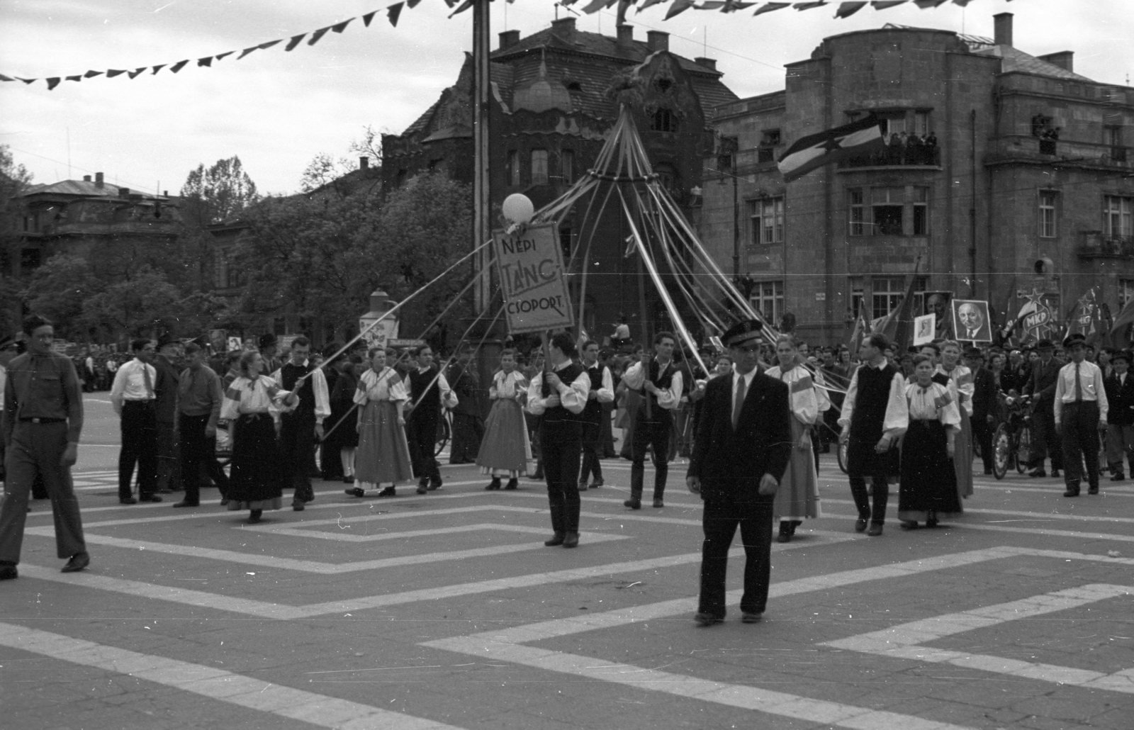 Hungary, Budapest XIV., Hősök tere, háttérben a Dózsa György út - Andrássy út sarok, május 1-i ünnepség., 1947, Berkó Pál, Budapest, march, maypole, Fortepan #78750