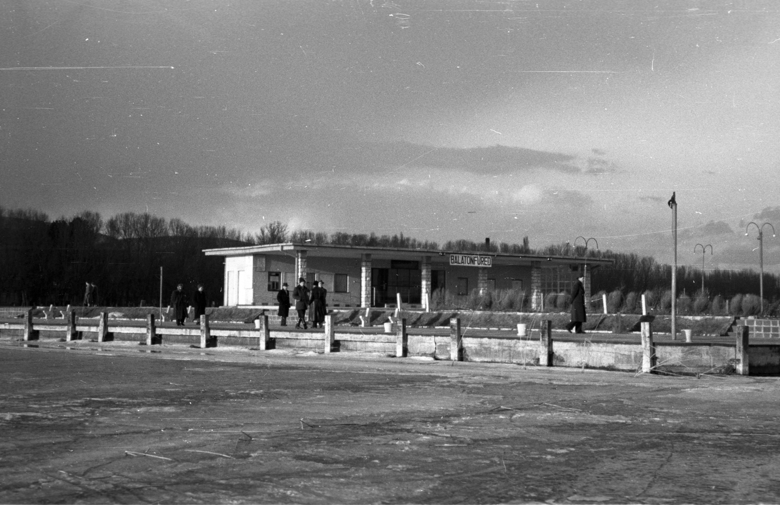 Magyarország, Balatonfüred, a befagyott Balaton a hajóállomásnál., 1966, Berkó Pál, Balaton, hajóállomás, tél, Fortepan #78758