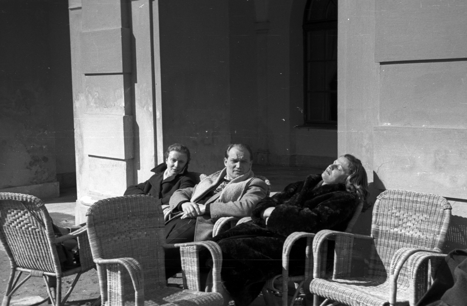 Hungary, Balatonfüred, Gyógy tér, Nagyszálló (később Anna Grand Hotel)., 1966, Berkó Pál, women, fur coat, man, winter coat, hotel, wicker chair, sunbathe, Fortepan #78761