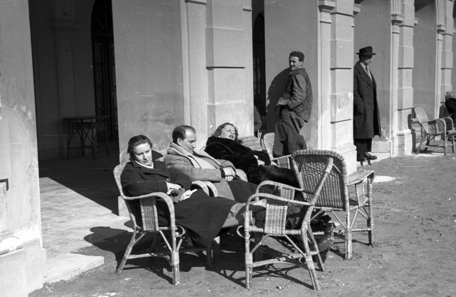 Magyarország, Balatonfüred, Gyógy tér, Nagyszálló (később Anna Grand Hotel)., 1966, Berkó Pál, férfiak, nők, szálloda, fonott szék, napozás, Fortepan #78762