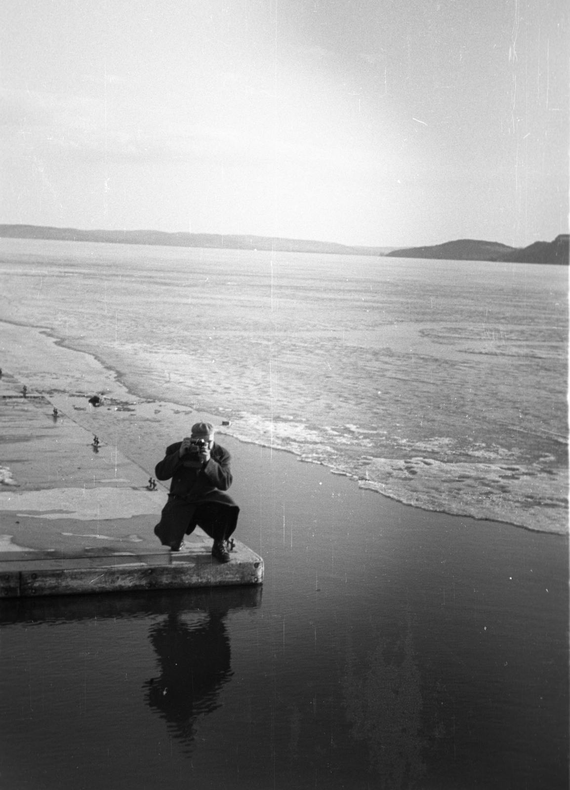 Hungary, Balatonfüred, hajóállomás., 1966, Berkó Pál, man, camera, boat station, Fortepan #78764