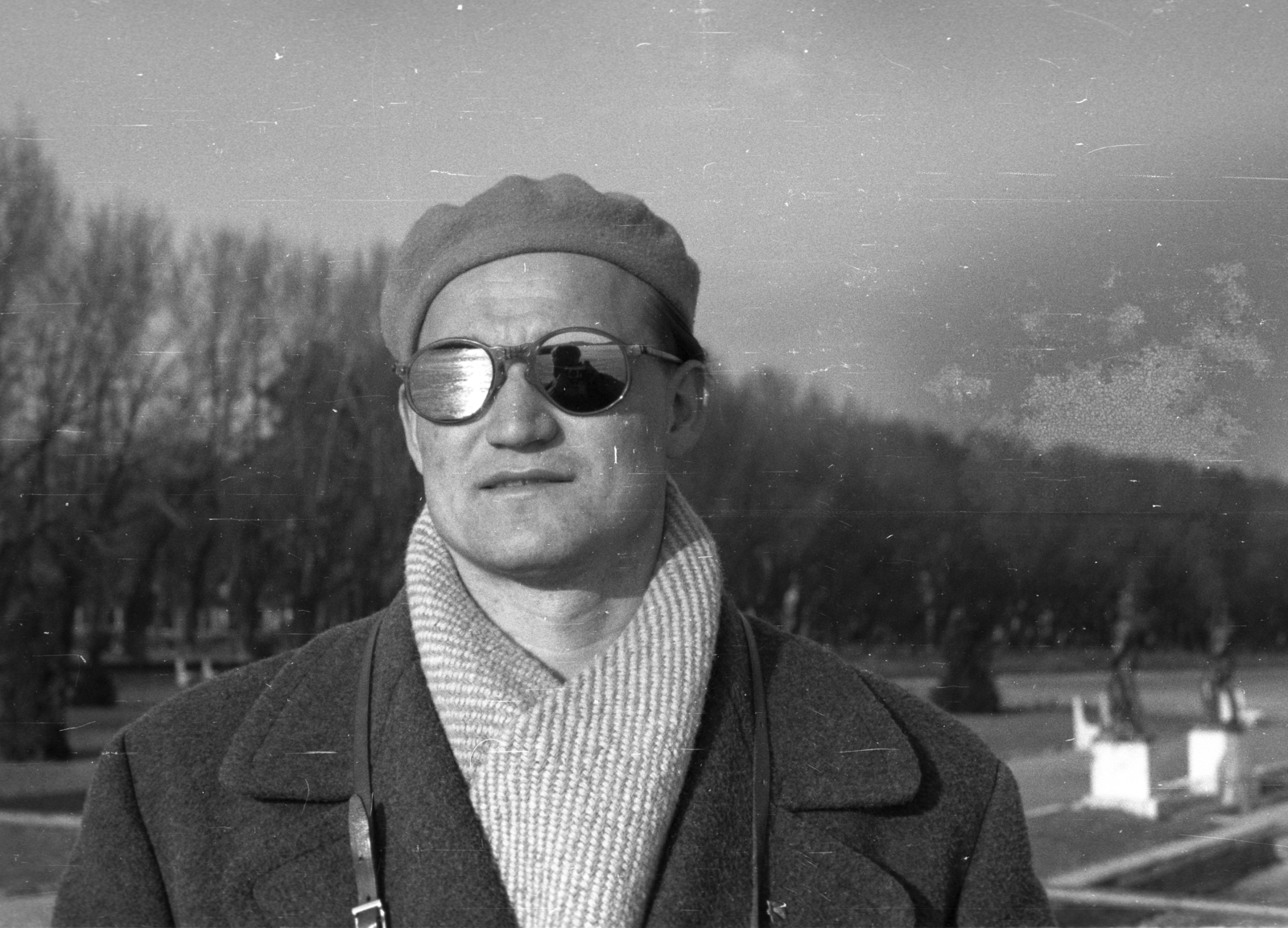 Hungary, Balatonfüred, 1966, Berkó Pál, man, winter coat, Lake Balaton, camera, scarf, shades, Fortepan #78765