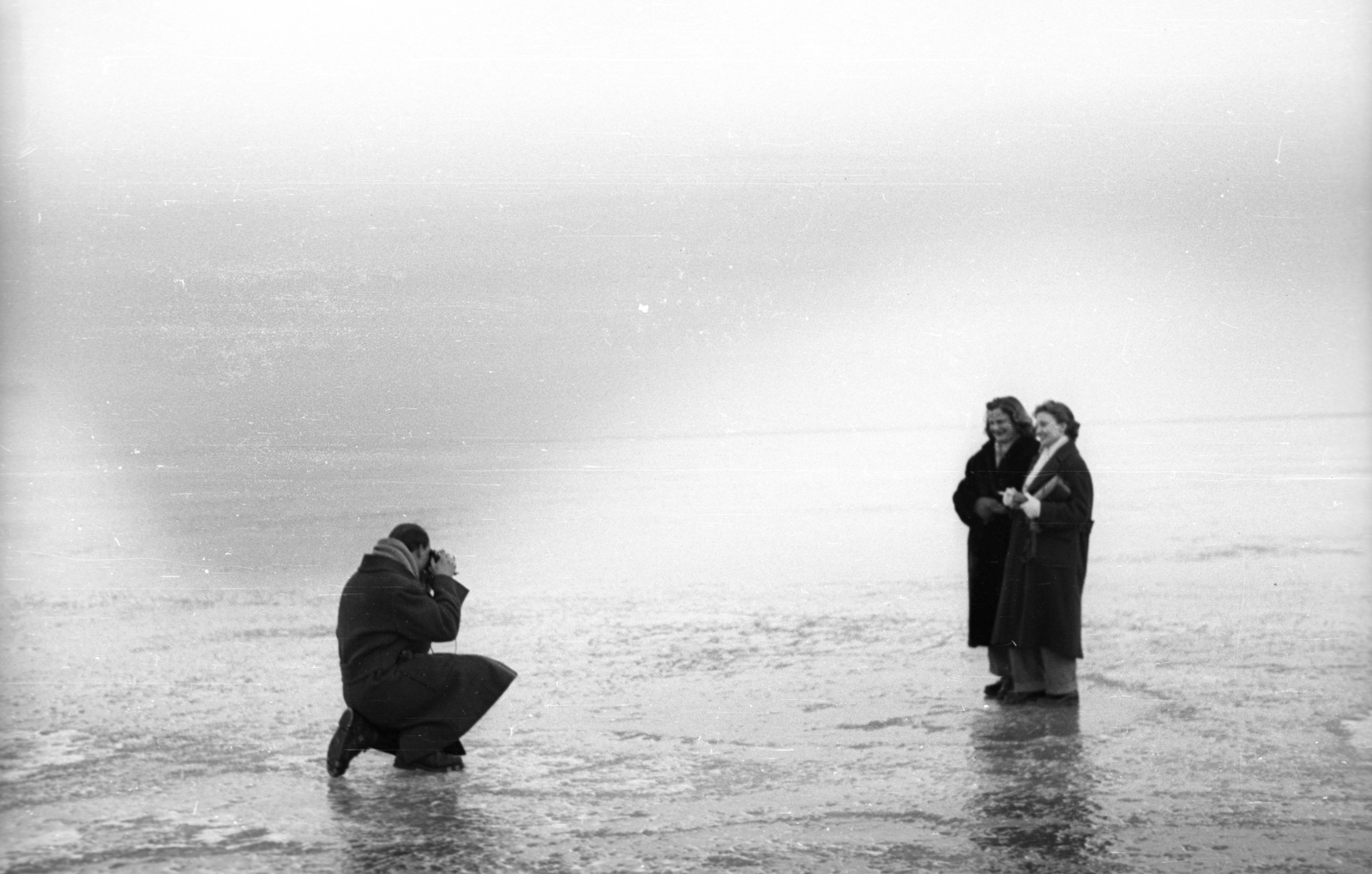 Hungary, Balatonfüred, 1966, Berkó Pál, women, man, winter coat, Lake Balaton, camera, scarf, Fortepan #78767