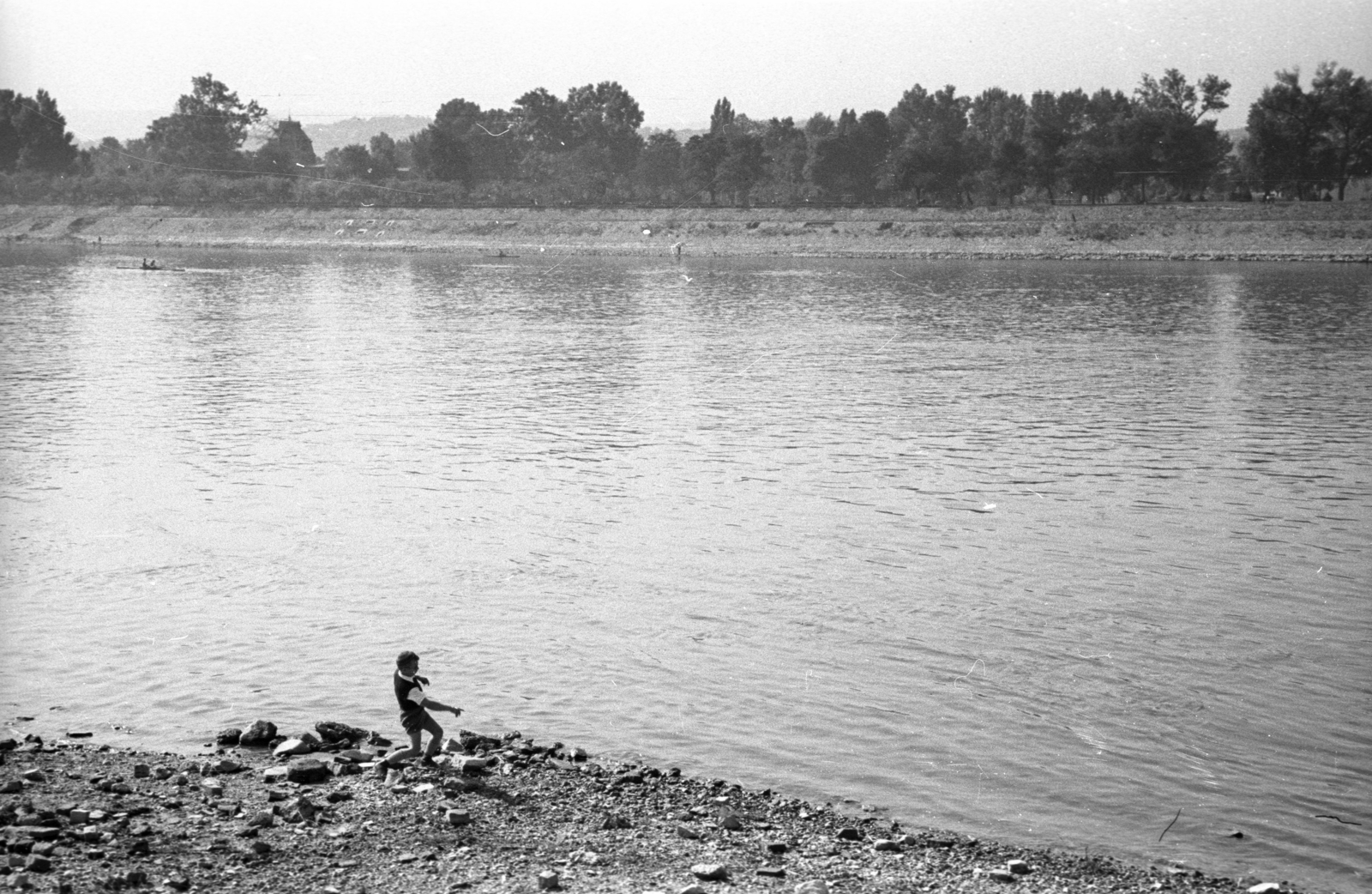 Hungary, Budapest XIII., angyalföldi Duna-part az Árpád (Sztálin) híd közelében, szemben a Margitsziget., 1955, Berkó Pál, Budapest, toy, shore, Fortepan #78777
