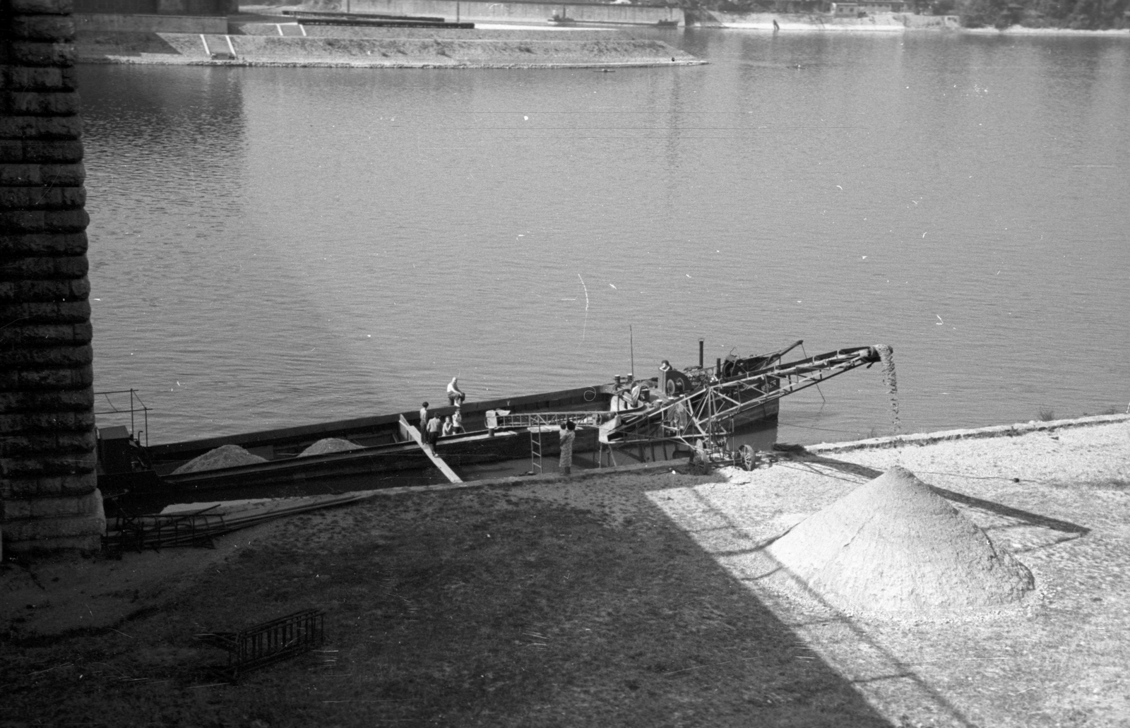 Hungary, Budapest XIII., angyalföldi Duna-part az Árpád (Sztálin) híd hídfőjénél, szemben a Margit-sziget csúcsa és mögötte a Hajógyári-sziget., 1955, Berkó Pál, Budapest, conveyor belt, building material, Fortepan #78778