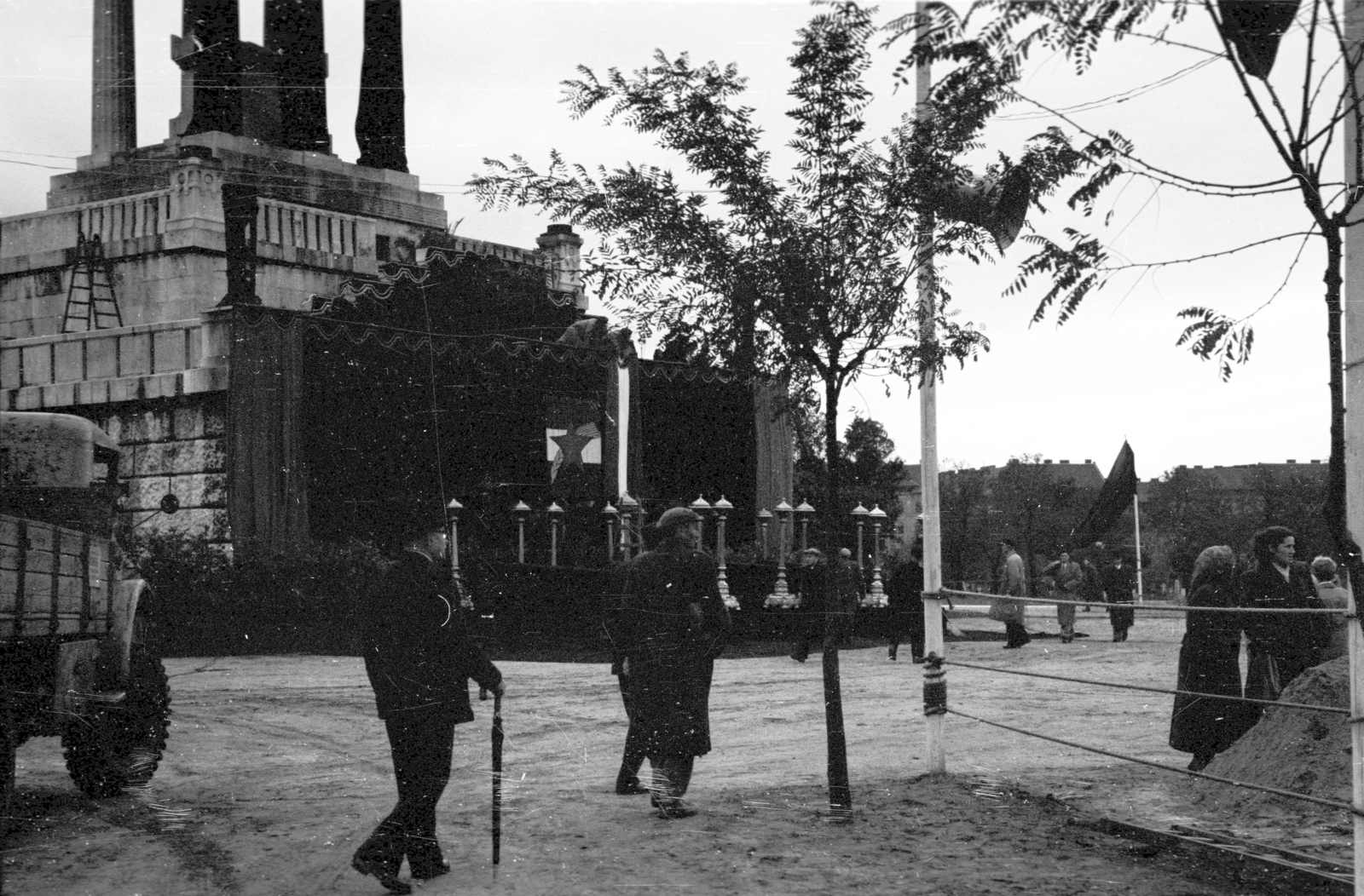 Hungary, Budapest VIII., Fiumei úti Nemzeti Sírkert (Kerepesi temető) 1956. október 6-án. Háttérben a Kossuth-mauzóleum., 1956, Berkó Pál, Budapest, mausoleum, Fortepan #78779