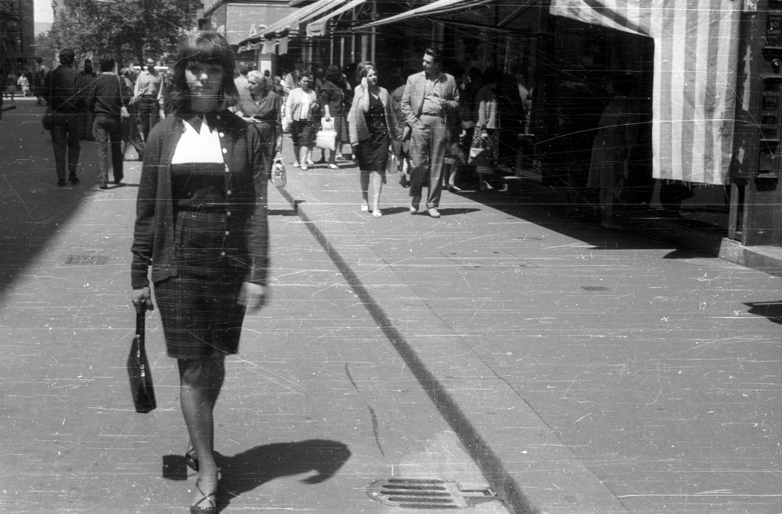 Hungary, Budapest V., Váci utca a Vörösmarty tér felé nézve, jobbra középen a Kristóf tér., 1967, Berkó Pál, pedestrian, street view, genre painting, Budapest, Fortepan #78782