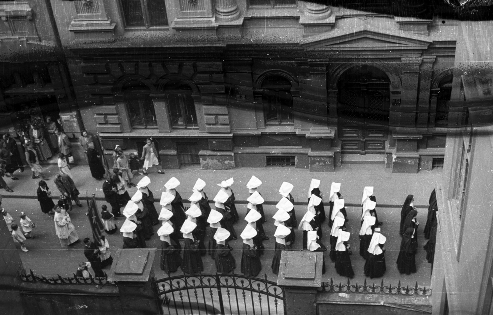 Magyarország, Budapest VIII., Szentkirályi utca, körmenet., 1946, Berkó Pál, apáca, Budapest, madártávlat, Fortepan #78787