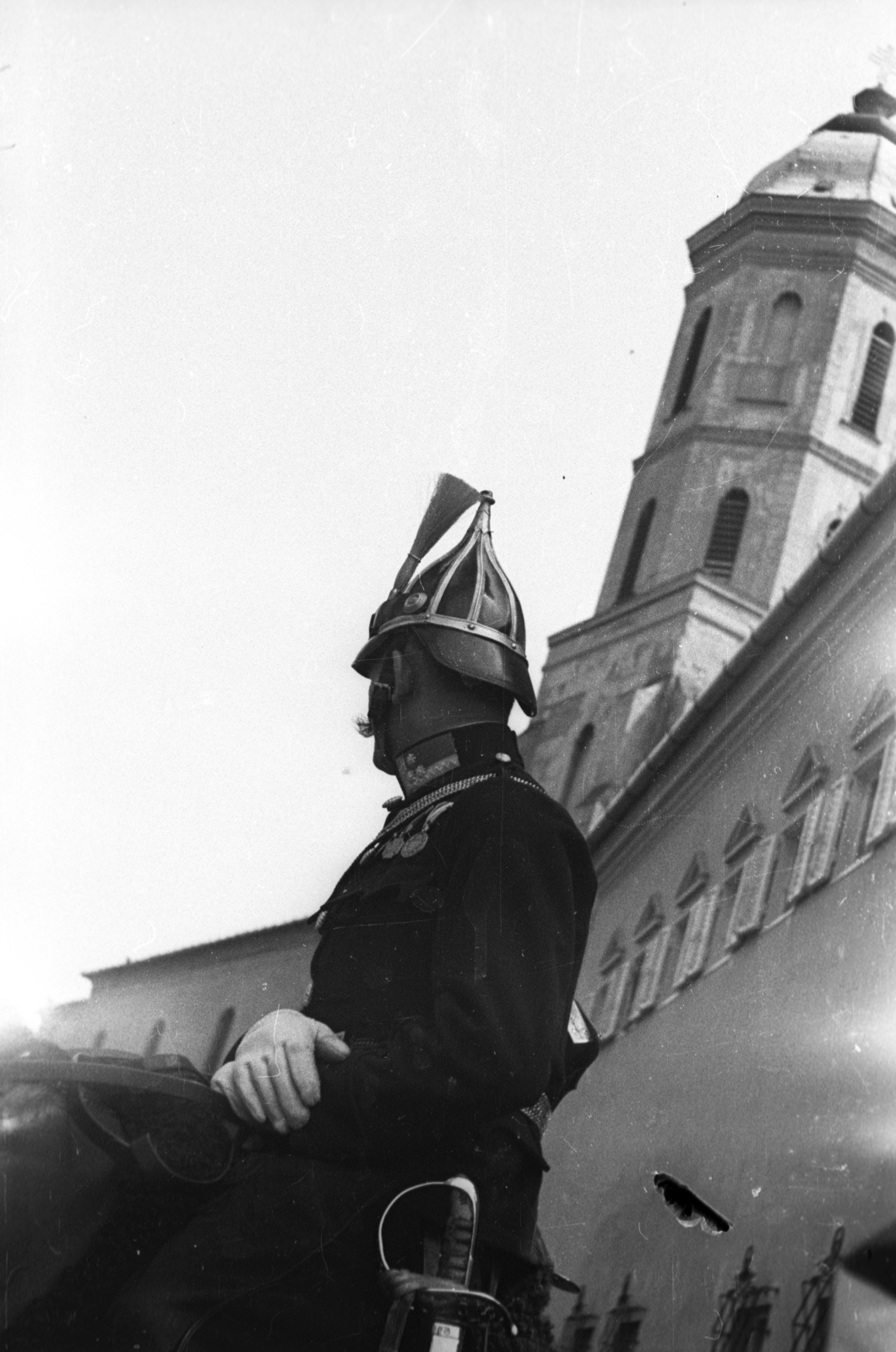 Hungary, Budapest I., Kapisztrán tér, háttérben a Mária Magdolna-templom., 1940, Berkó Pál, weapon, sword, tower, mounted police, panache, Budapest, Fortepan #78789