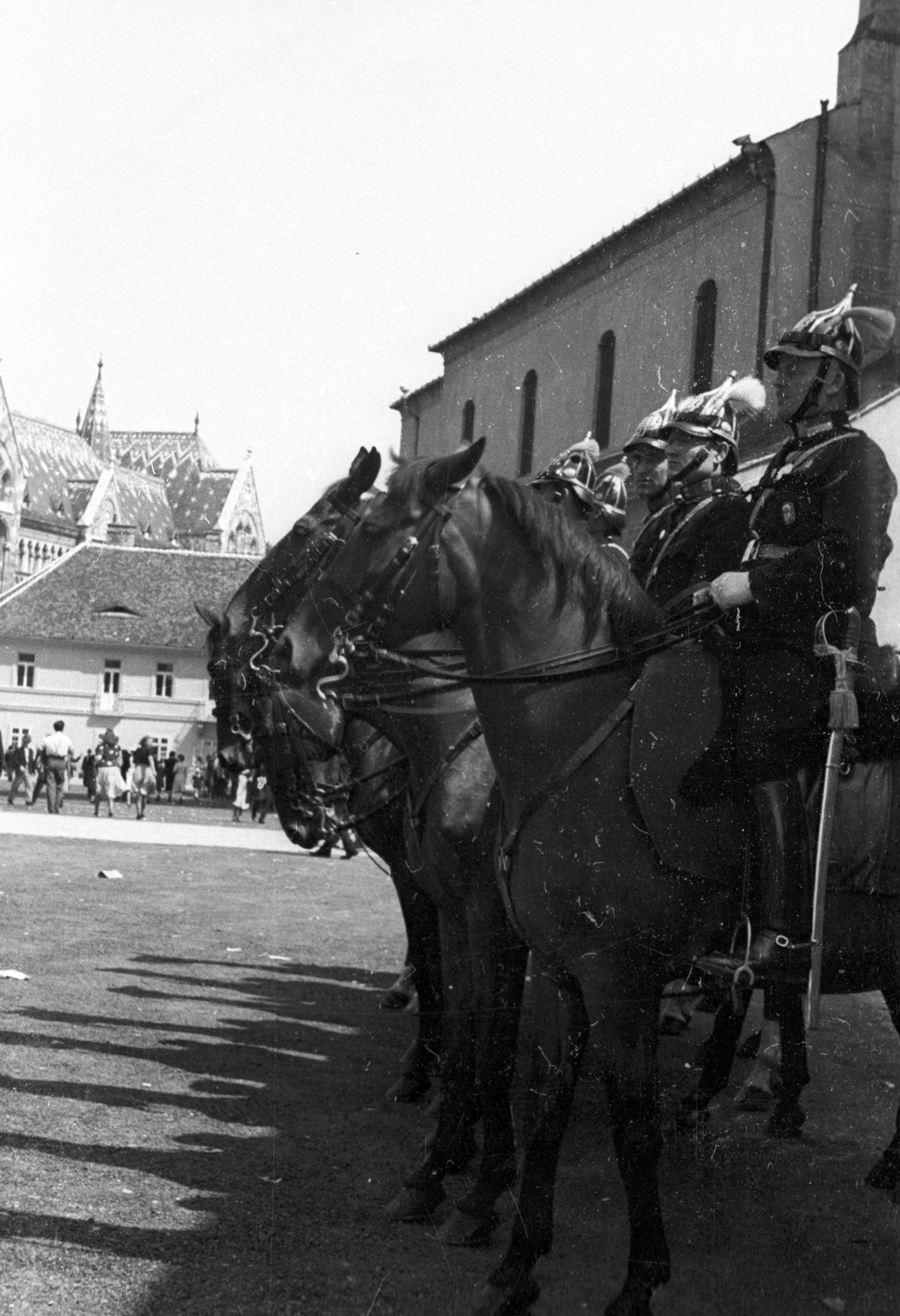 Hungary, Budapest I., Kapisztrán tér, jobbra a Mária Magdolna-templom. Szemben az Országház utcai épület mögött az Országos Levéltár., 1940, Berkó Pál, weapon, sword, mounted police, Budapest, Fortepan #78790