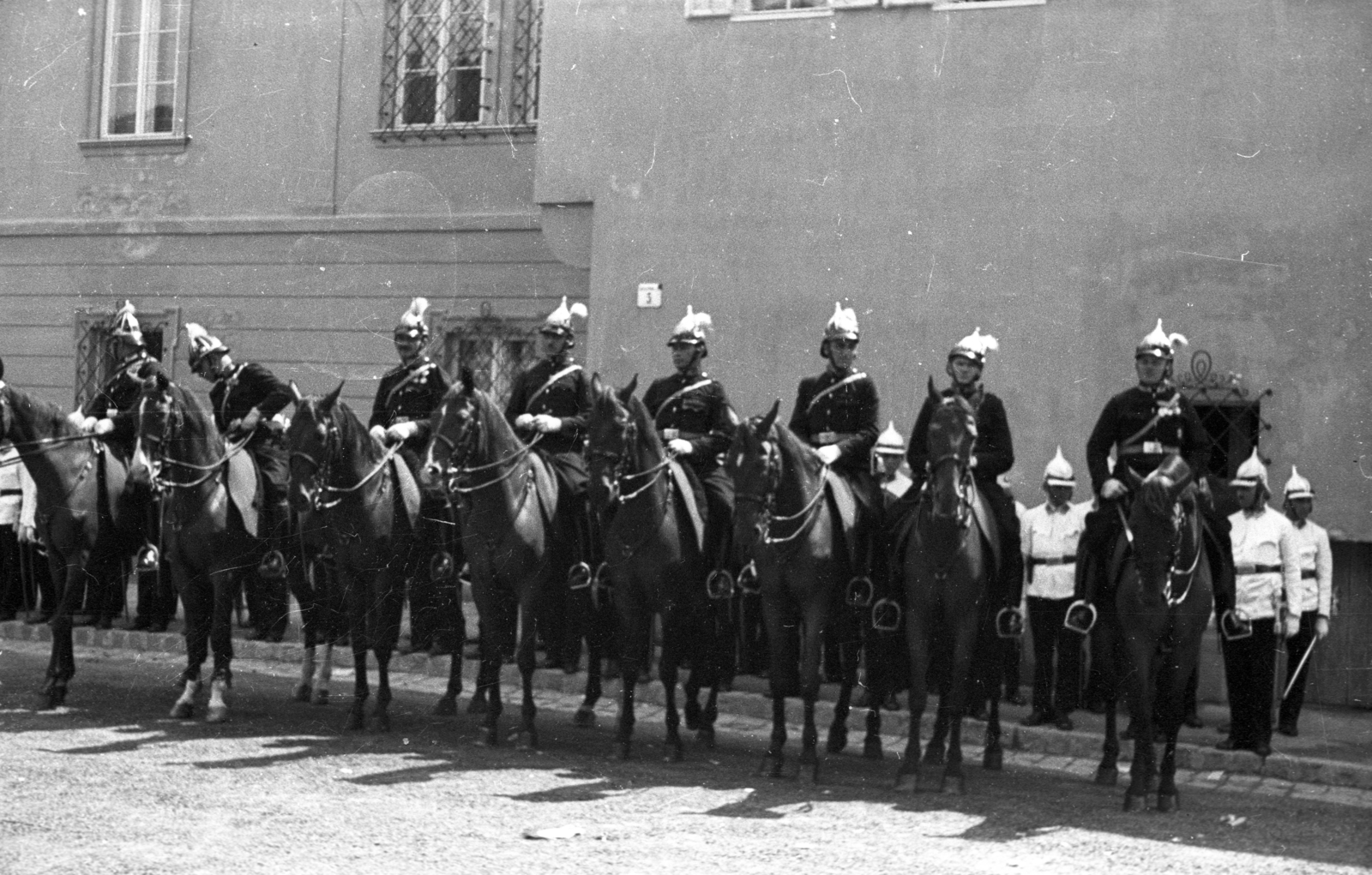 Magyarország, budai Vár, Budapest I., Kapisztrán tér, háttérben az Úri utca 72., 1940, Berkó Pál, egyenruha, csoportkép, lovasrendőr, Budapest, Fortepan #78797