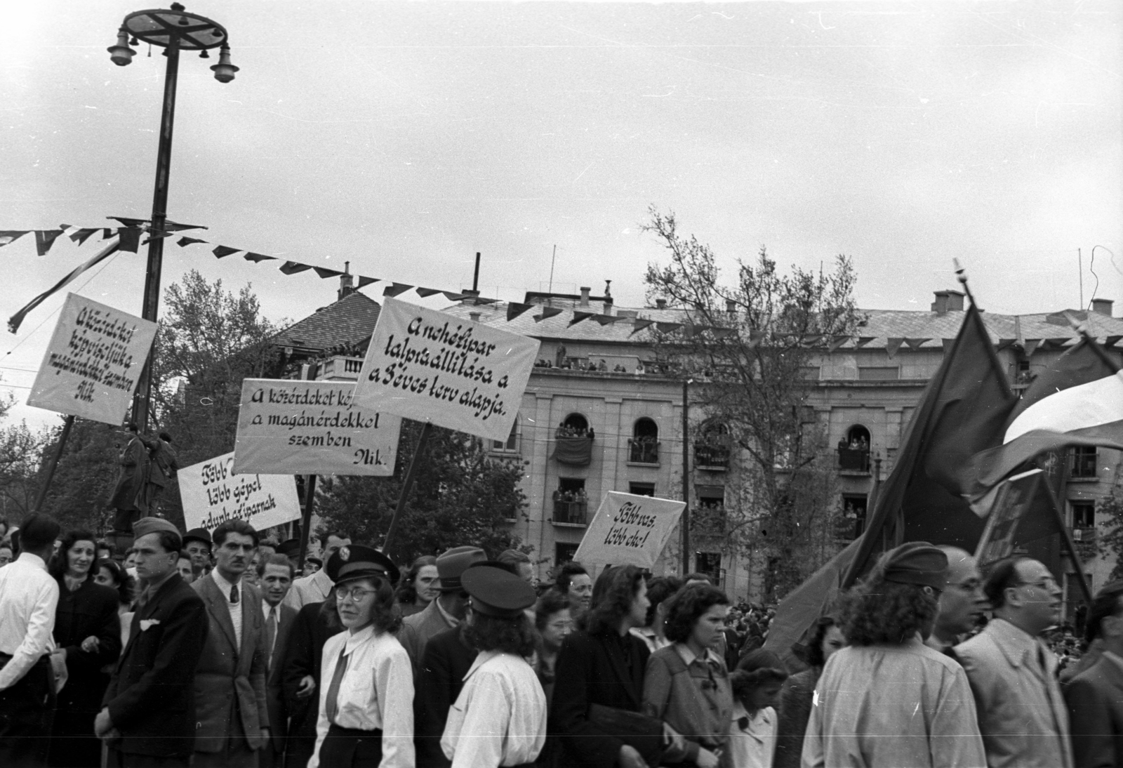 Magyarország, Budapest XIV., Hősök tere, háttérben az Andrássy út torkolata, május 1-i ünnepség., 1947, Berkó Pál, Budapest, tömeg, felvonulás, Fortepan #78805