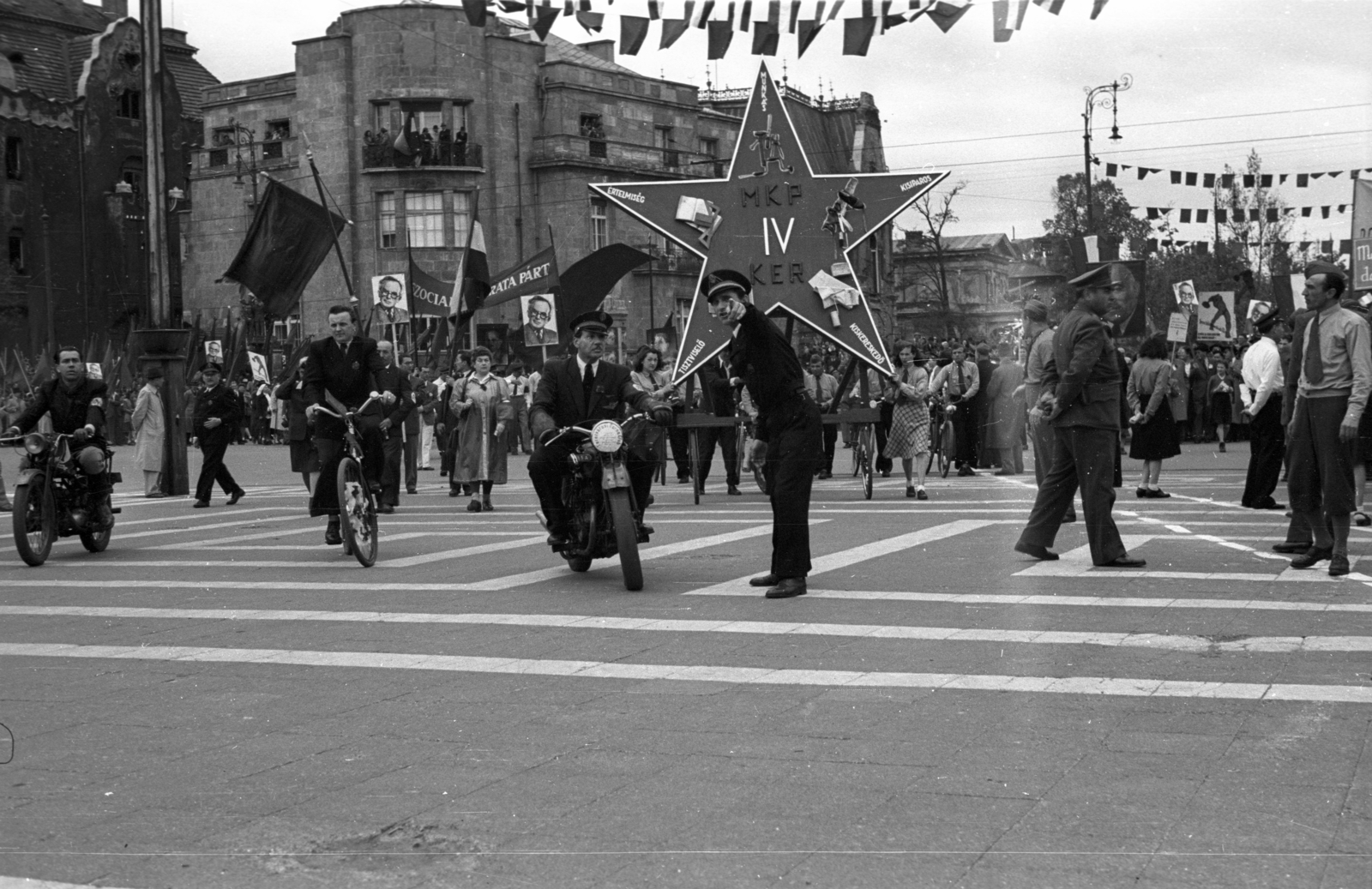 Hungary, Budapest XIV., Hősök tere, háttérben a Dózsa György út - Andrássy út sarok, május 1-i ünnepség., 1947, Berkó Pál, Budapest, bicycle, march, motorcycle, Fortepan #78806