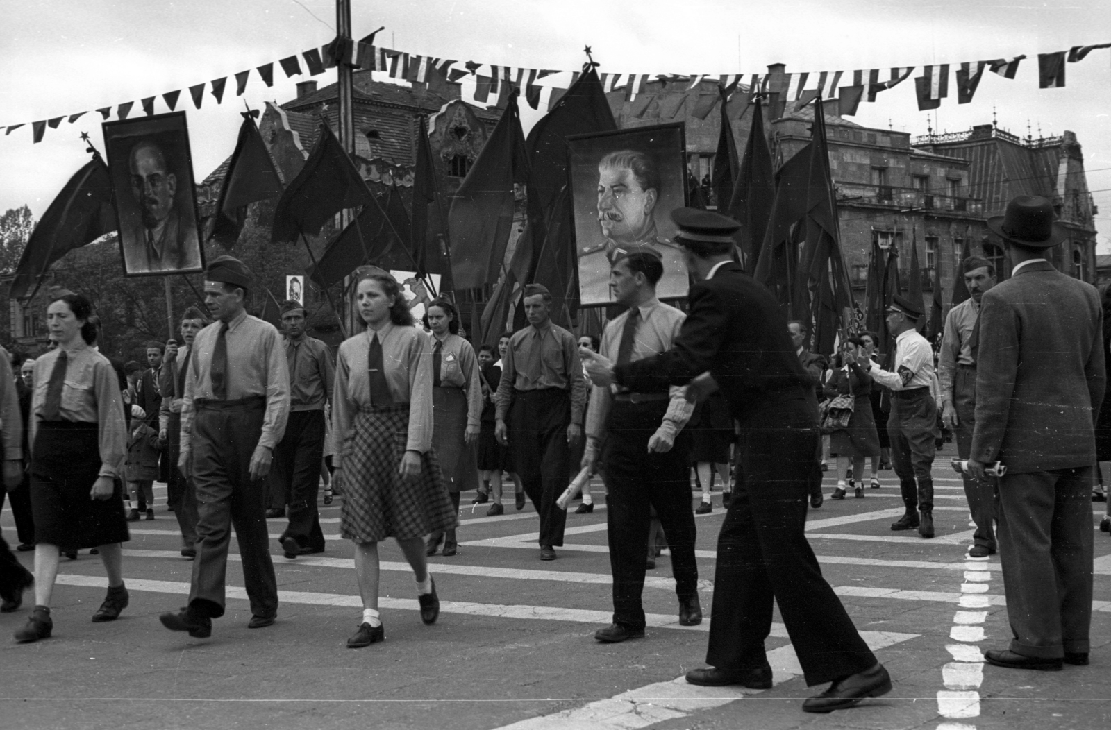 Hungary, Budapest XIV., Hősök tere, háttérben a Dózsa György út - Andrássy út sarok, május 1-i ünnepség., 1947, Berkó Pál, Budapest, march, Joseph Stalin portrayal, Lenin-portrayal, uniform, Fortepan #78807
