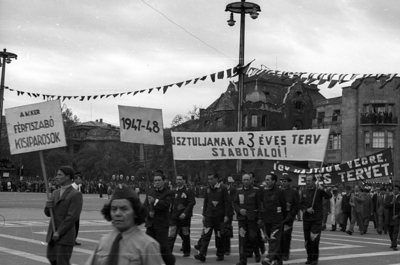 Hungary, Budapest XIV., Hősök tere, háttérben a Dózsa György út házsora, május 1-i ünnepség., 1947, Berkó Pál, Budapest, march, Fortepan #78809