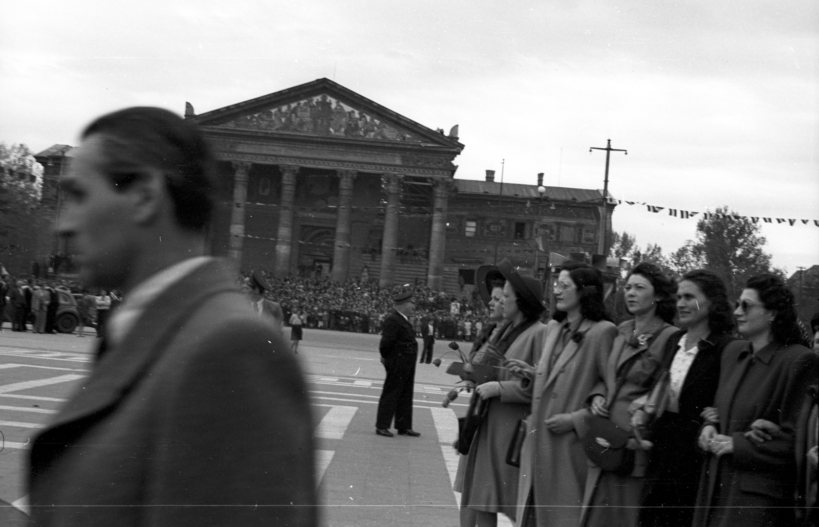 Hungary, Budapest XIV., Hősök tere, háttérben a Műcsarnok, május 1-i ünnepség., 1947, Berkó Pál, museum, Budapest, Albert Schickedanz-design, Neoclassical architecture, women, march, hold upper arms, Fortepan #78811