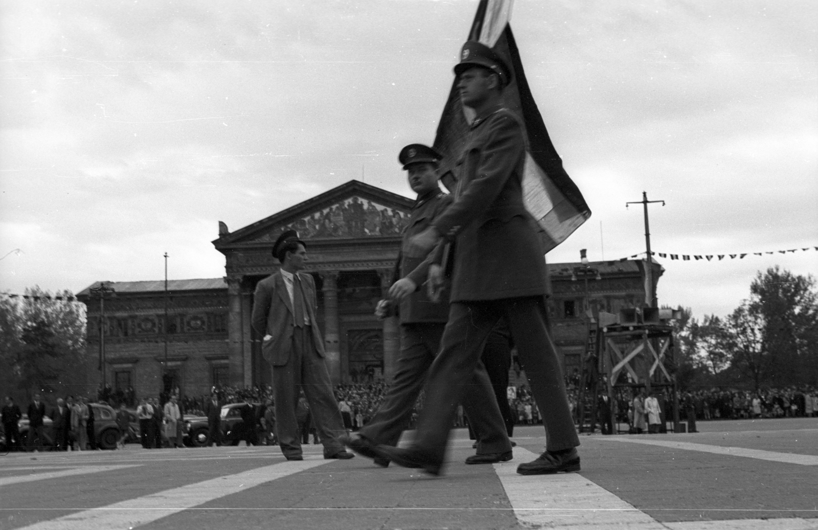 Magyarország, Budapest XIV., Hősök tere, háttérben a Műcsarnok, május 1-i ünnepség., 1947, Berkó Pál, múzeum, Budapest, Schickedanz Albert-terv, neoklasszicizmus, Fortepan #78813