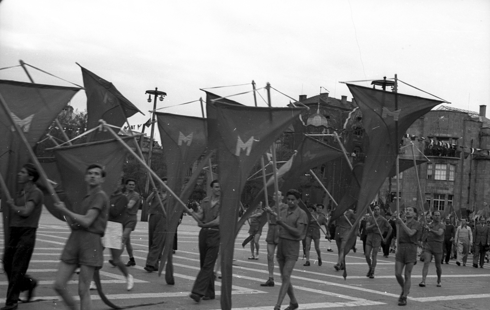 Hungary, Budapest XIV., Hősök tere, május 1-i ünnepség., 1947, Berkó Pál, Budapest, men, march, flag, hold in arms, Fortepan #78818