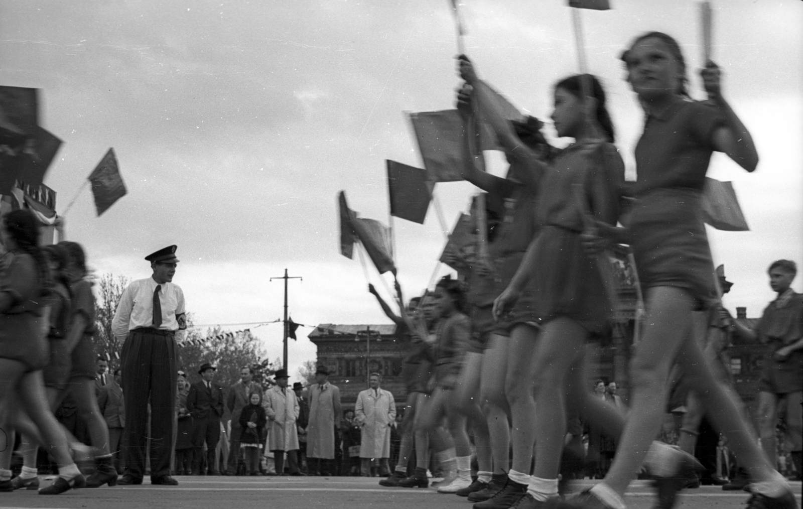 Hungary, Budapest XIV., Hősök tere, május 1-i ünnepség., 1947, Berkó Pál, Budapest, girls, march, flag, Fortepan #78819