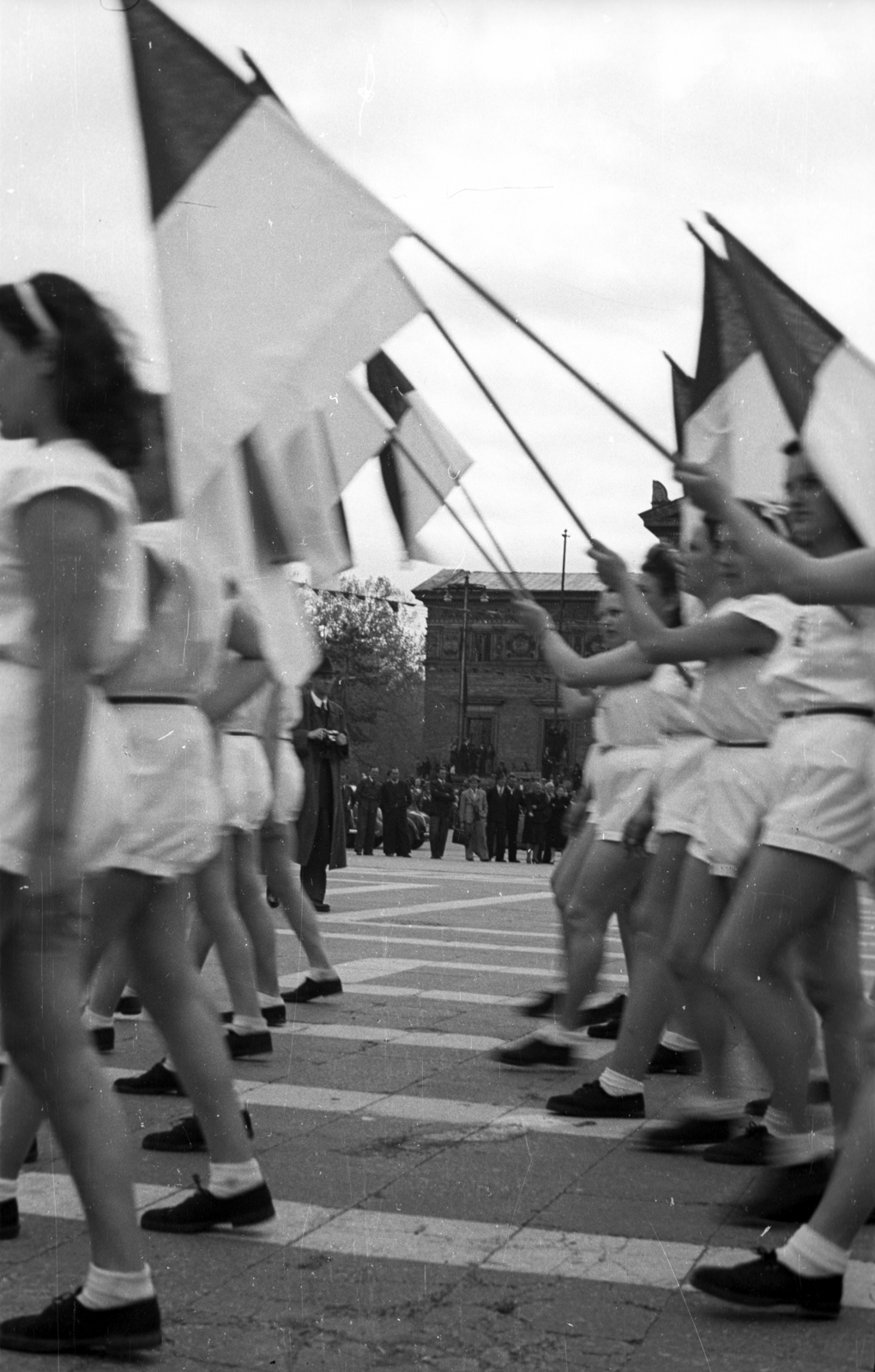 Hungary, Budapest XIV., Hősök tere, május 1-i ünnepség., 1947, Berkó Pál, Budapest, women, march, flag, sportsperson, Fortepan #78825