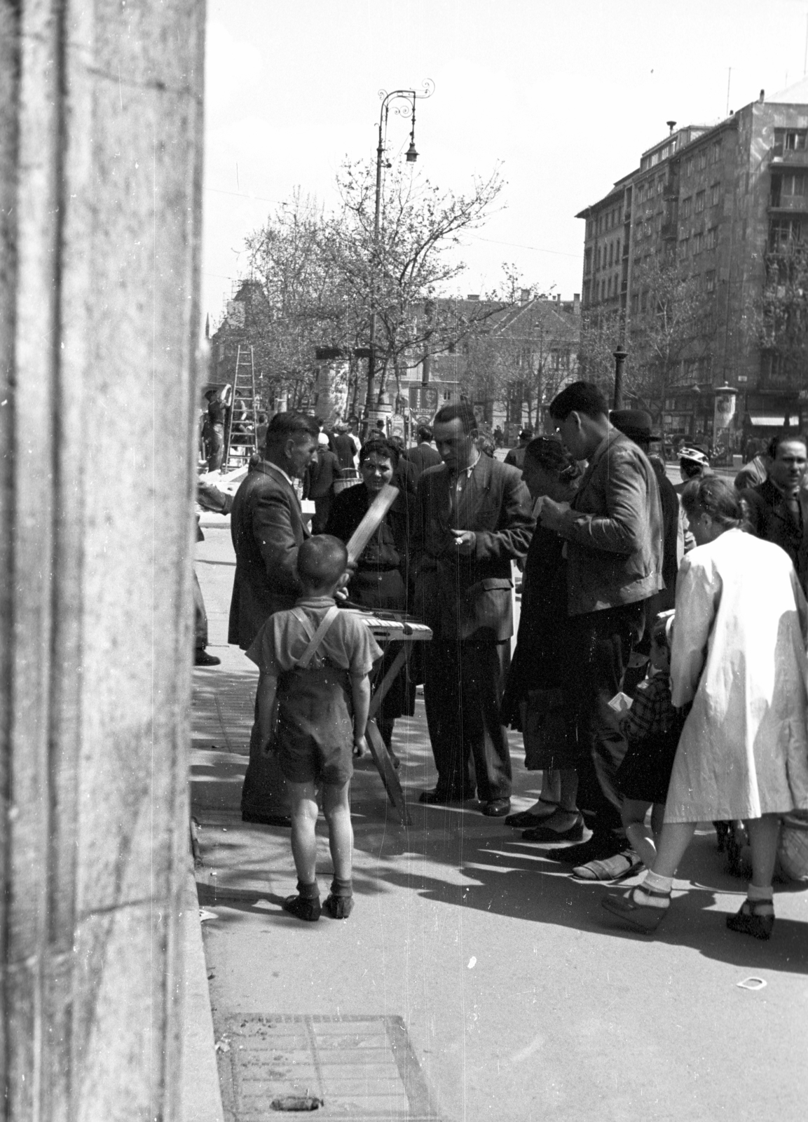 Magyarország, Budapest VII., Rákóczi út a Kazinczy utca sarkától a Rókus kórház felé nézve., 1946, Berkó Pál, ballonkabát, szandál, szerencsejáték, bokazokni, Budapest, bámészkodás, Fortepan #78827