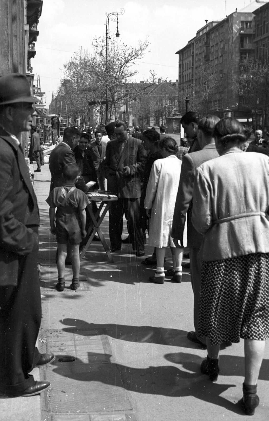 Magyarország, Budapest VII., Rákóczi út a Kazinczy utca sarkától a Rókus kórház felé nézve., 1946, Berkó Pál, Budapest, csoportosulás, bámészkodás, szerencsejáték, Fortepan #78828