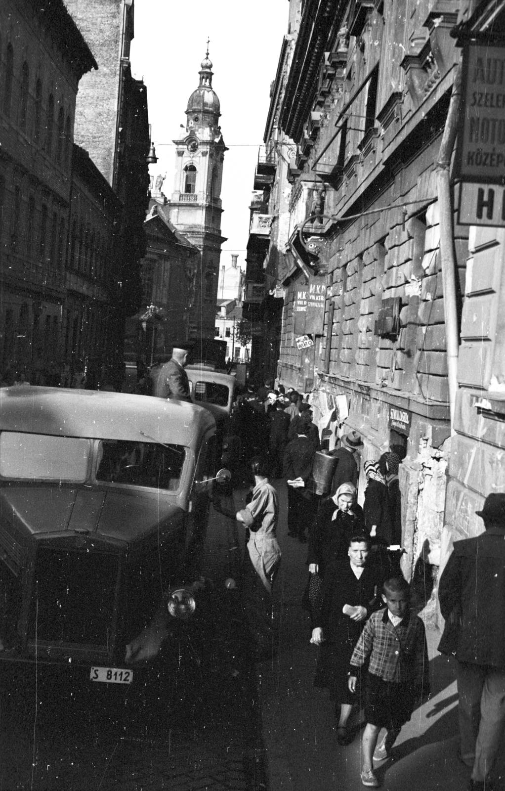 Magyarország, Budapest VIII., Tavaszmező utca, háttérben a Horváth Mihály (Mária Terézia) téren a Szent József-templom., 1946, Berkó Pál, templom, utcakép, barokk-stílus, katolikus, klasszicizmus, Budapest, Tallherr József-terv, Kasselik Fidél-terv, Fortepan #78832