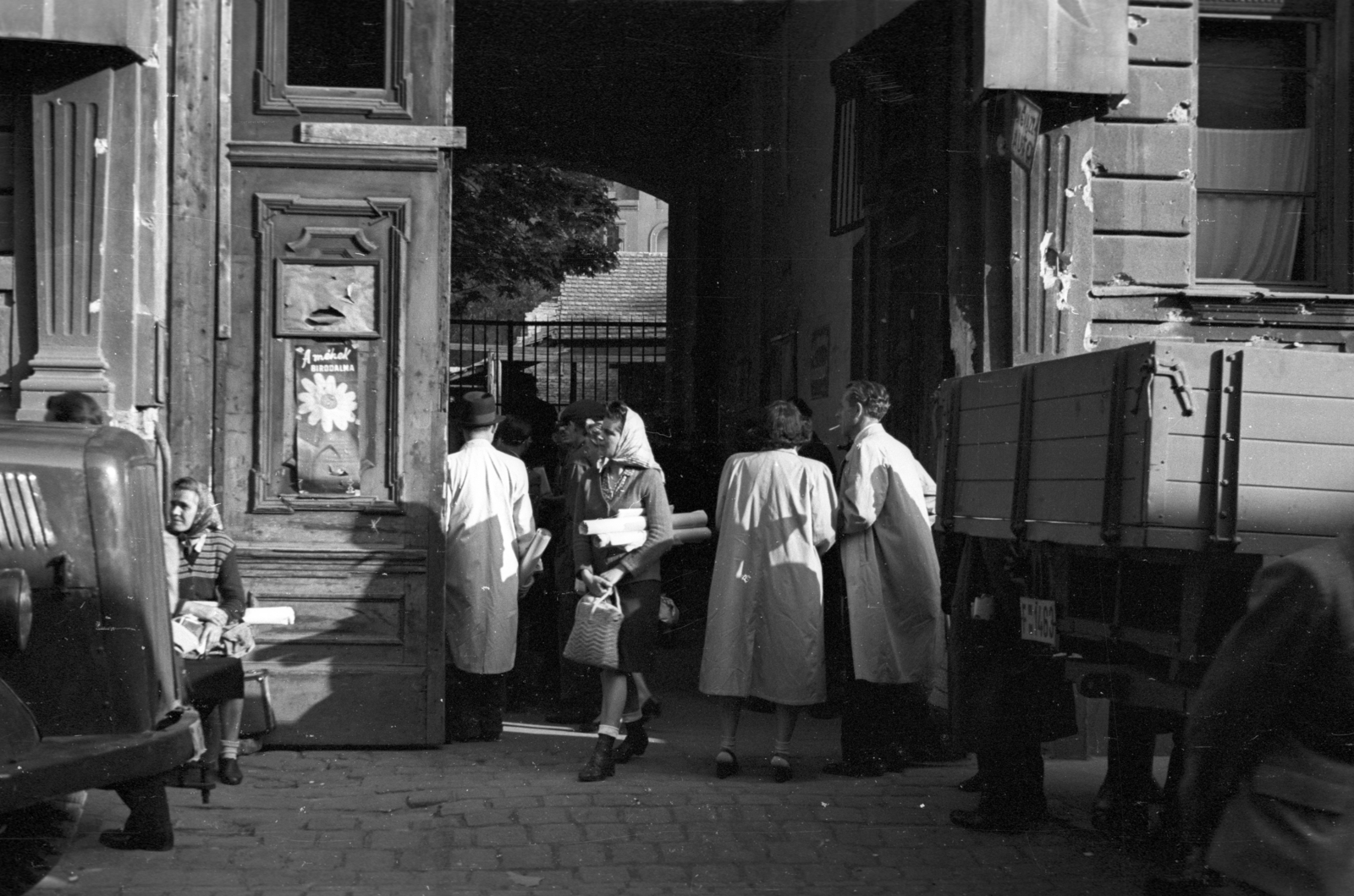 Hungary, Budapest VIII., Tavaszmező utca 6., 1946, Berkó Pál, Budapest, gentleman, lady, trench coat, Fortepan #78833