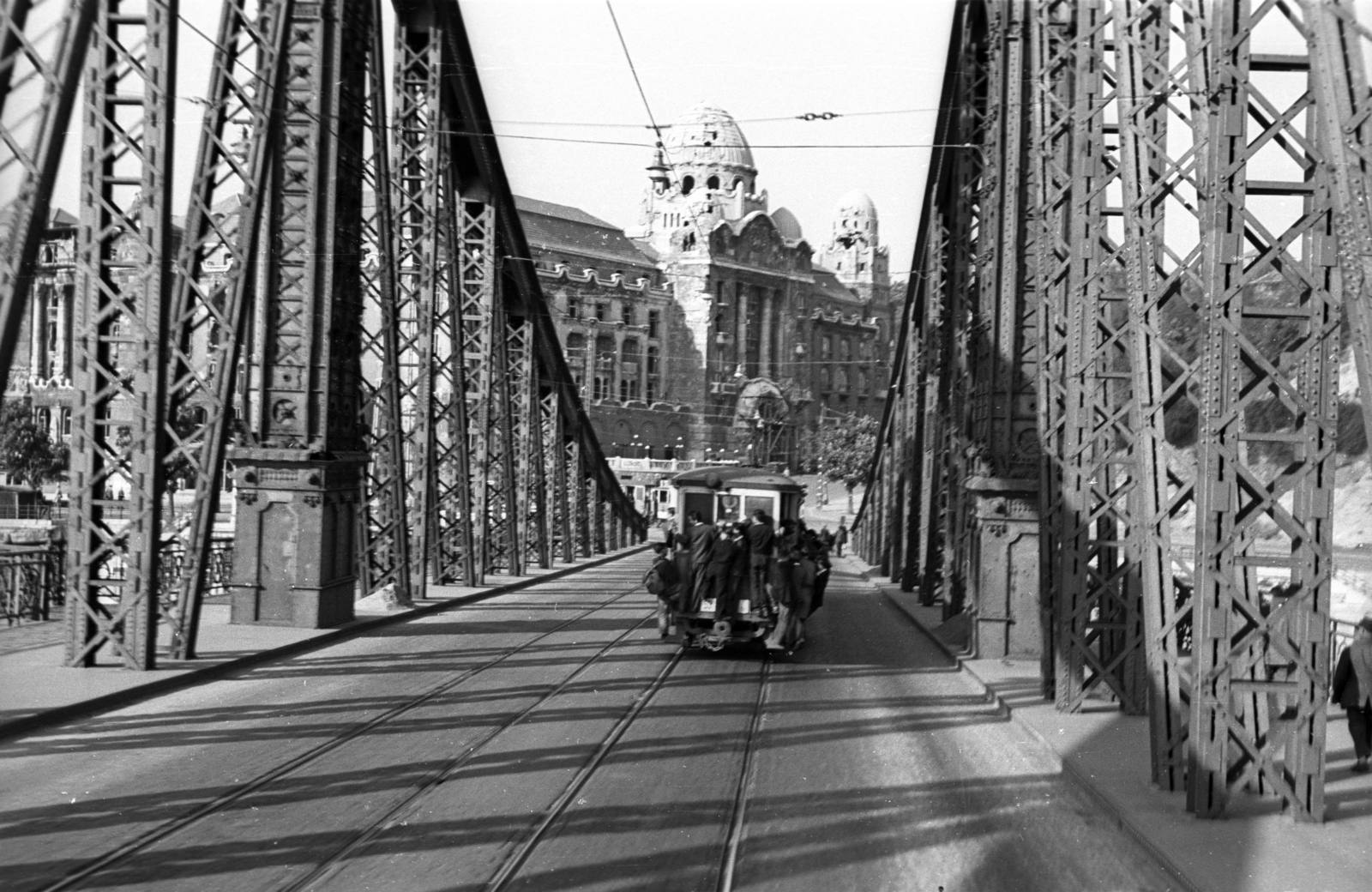 Magyarország, Budapest XI., Szabadság híd a Szent Gellért tér felé nézve., 1946, Berkó Pál, híd, tömeg, villamos, hídroncs, rom, Duna, tujázás, Budapest, Duna-híd, Feketeházy János-terv, Fortepan #78834