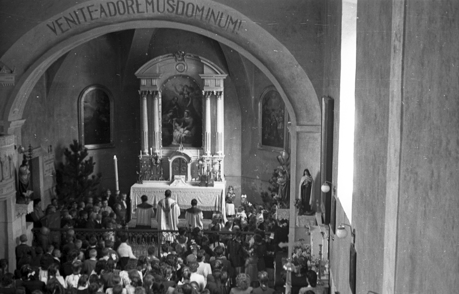 Magyarország, Sóskút, Fő utca, Kisboldogasszony-templom., 1946, Berkó Pál, templom, pap, szobor, festmény, oltár, liturgia, templombelső, Fortepan #78836