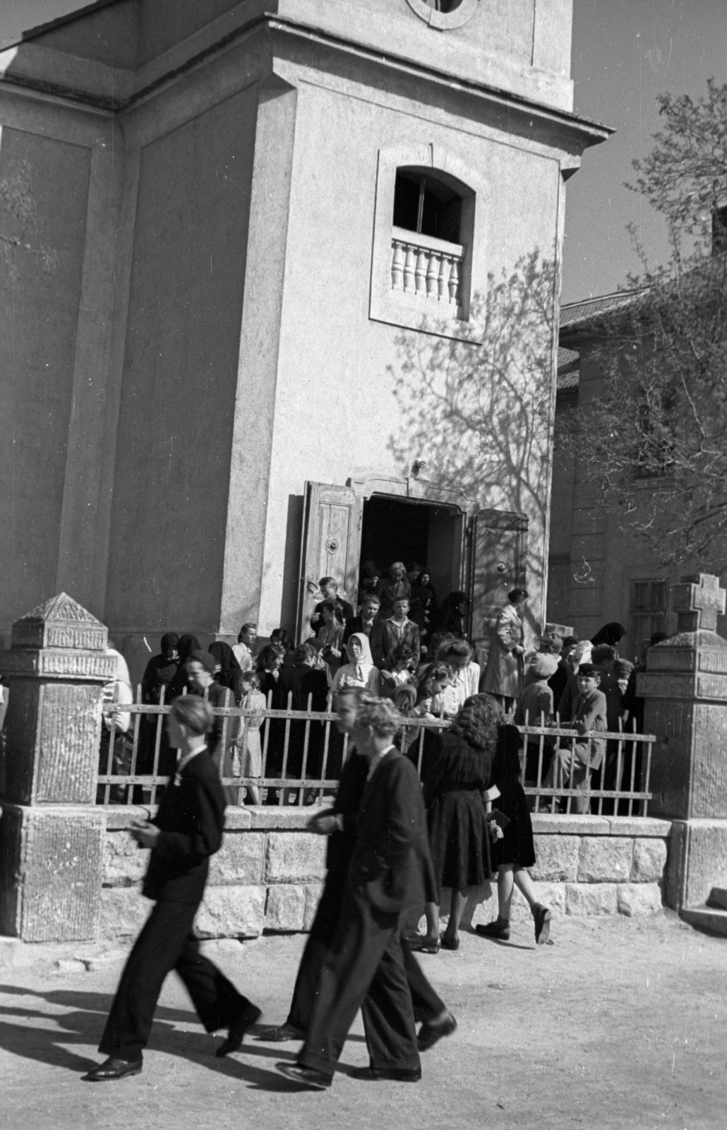 Hungary, Sóskút, Fő utca, a felvétel a Kisboldogasszony-templom előtt készült., 1946, Berkó Pál, church, devotee, Fortepan #78837