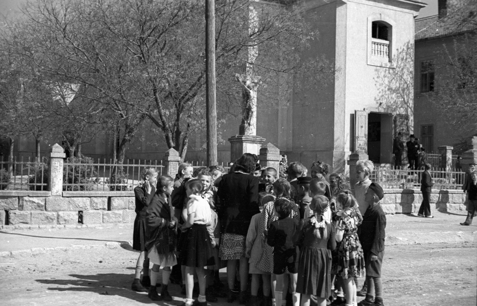 Hungary, Sóskút, Fő utca, a felvétel a Kisboldogasszony-templom előtt készült., 1946, Berkó Pál, church, cross, crucifix, Fortepan #78838