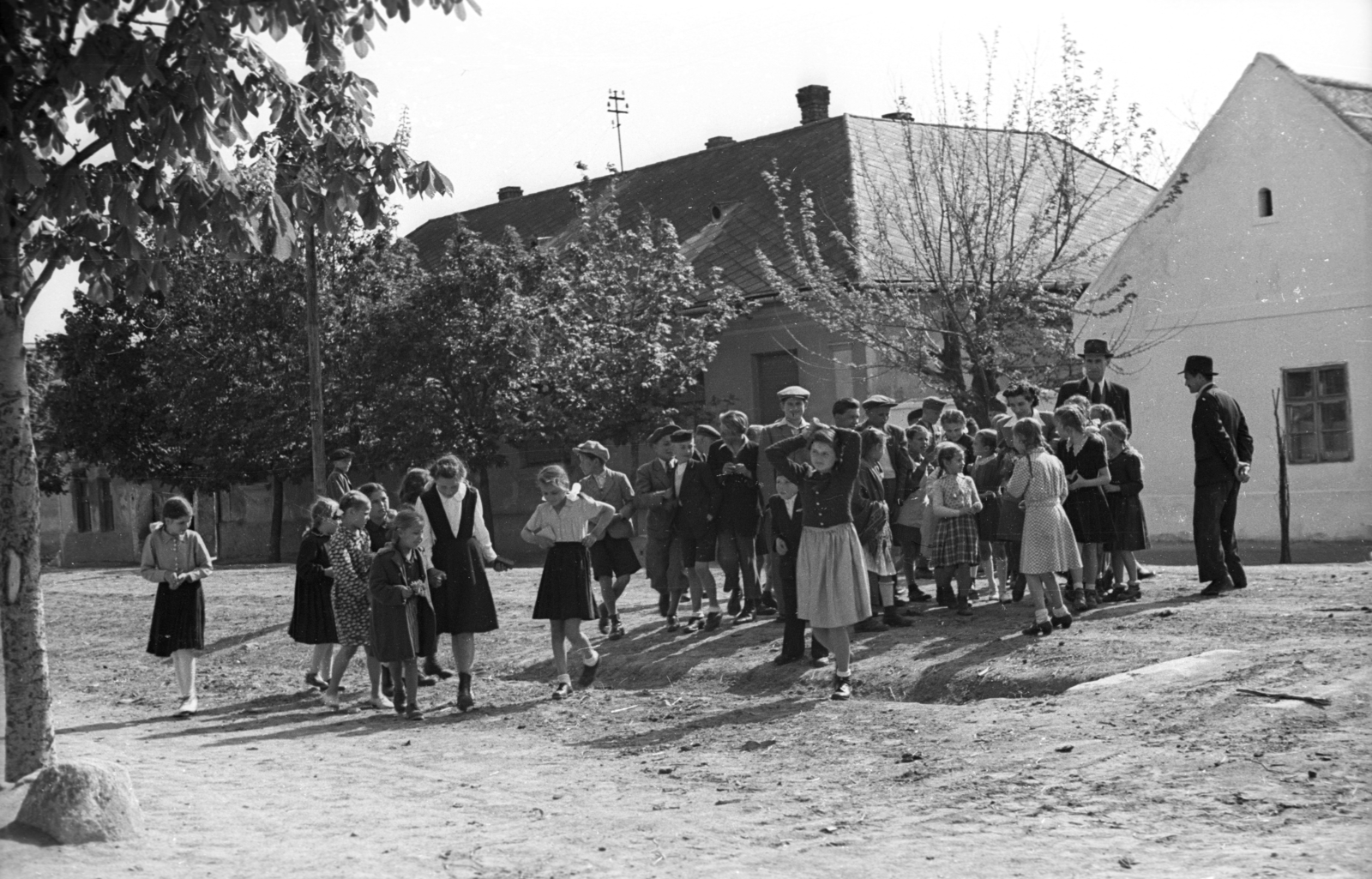 Magyarország, Sóskút, a felvétel a Fő utca 21. és 23. számú ház előtt készült., 1946, Berkó Pál, gyerekek, csoportosulás, ünneplő ruha, Fortepan #78840