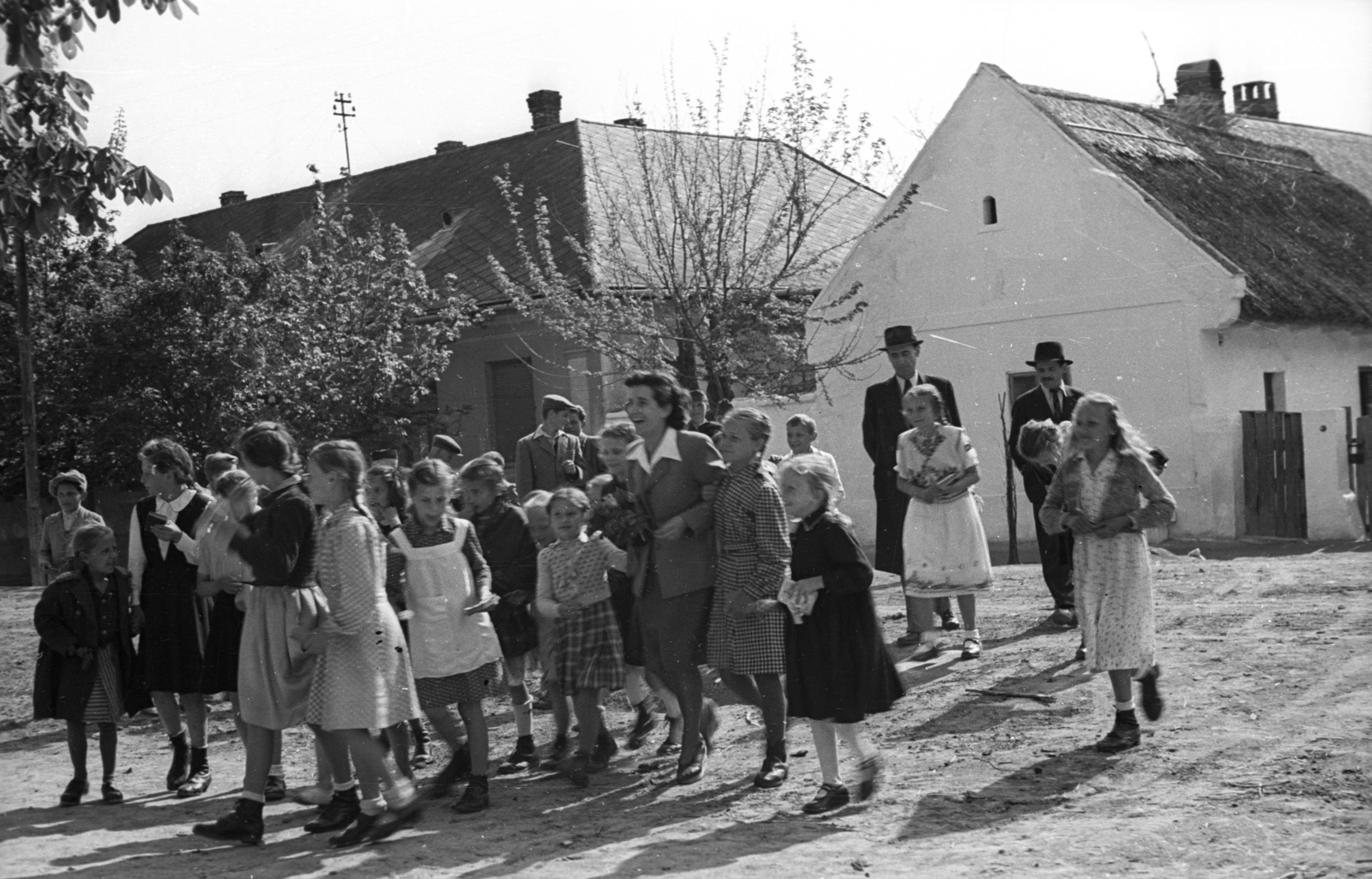 Magyarország, Sóskút, a felvétel a Fő utca 21. és 23. számú ház előtt készült., 1946, Berkó Pál, úriember, hölgy, gyerekek, csoportosulás, ünneplő ruha, Fortepan #78841